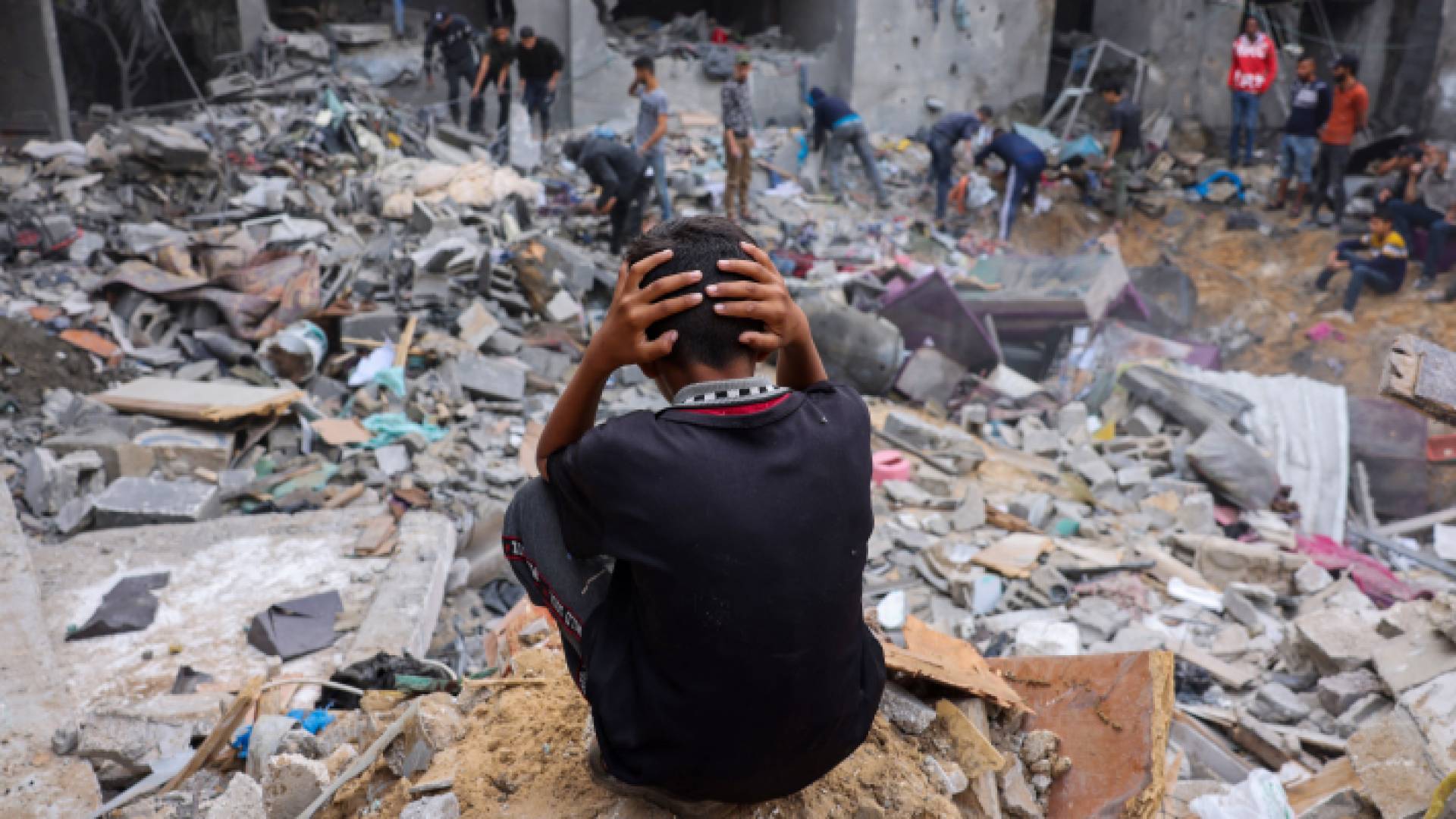 صغير في غزة يعيش حالة من الرعب والصدمة