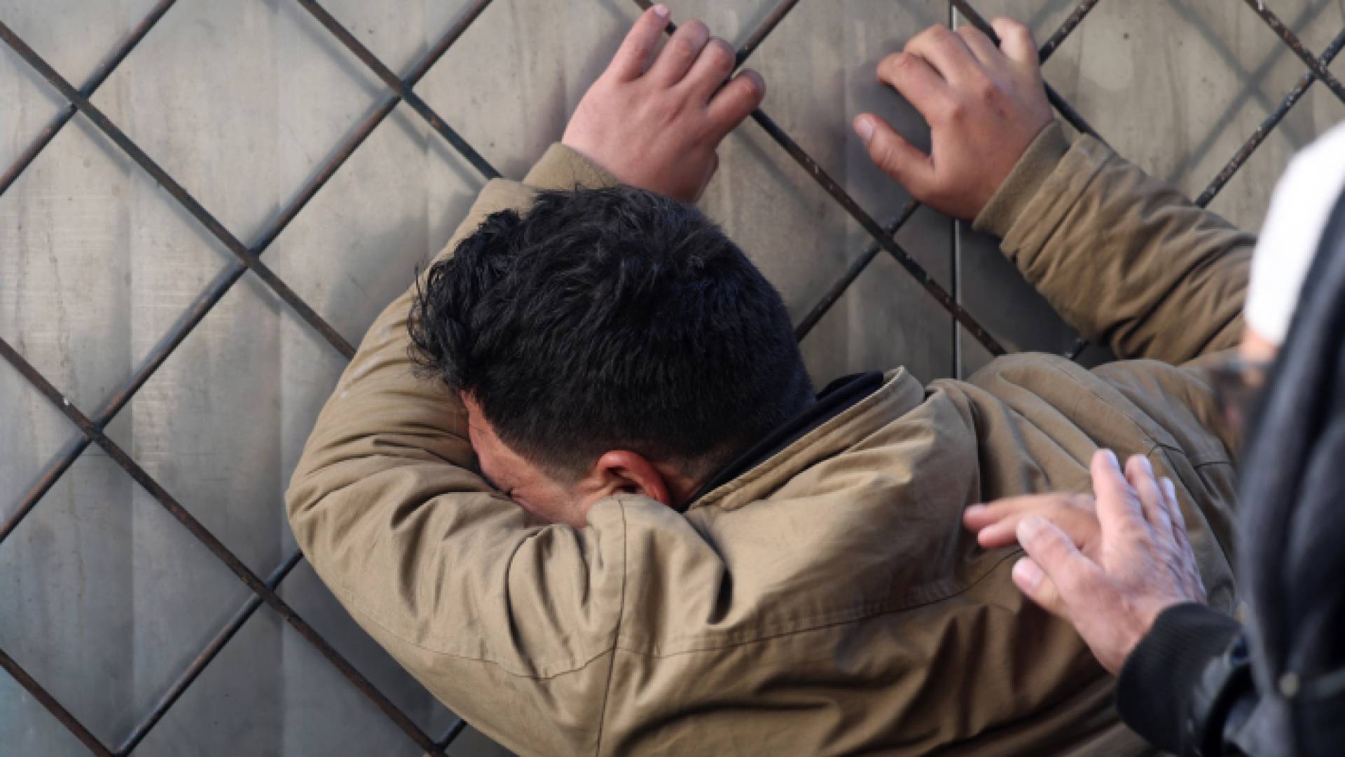 غزي يبكي ذويه مع استمرار عدوان الاحتلال على القطاع - أرشيفية