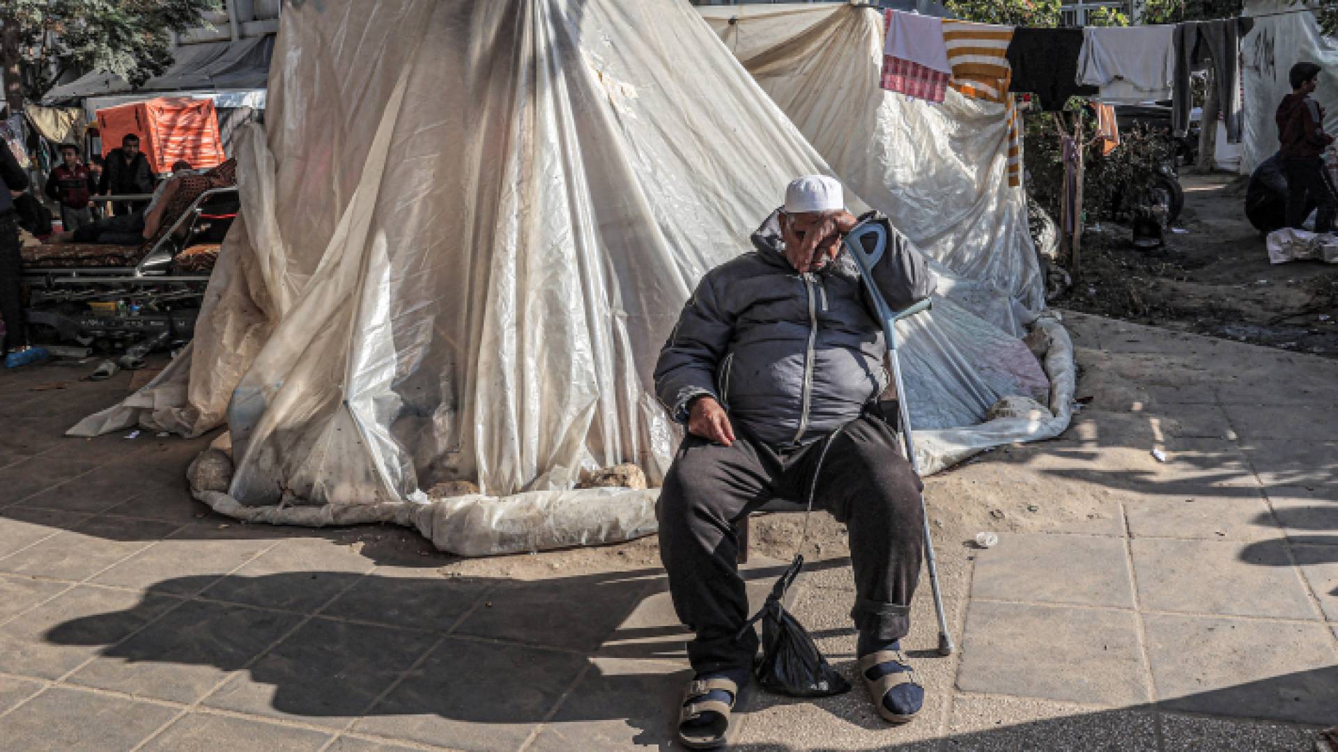 فلسطيني في مخيم ايواء