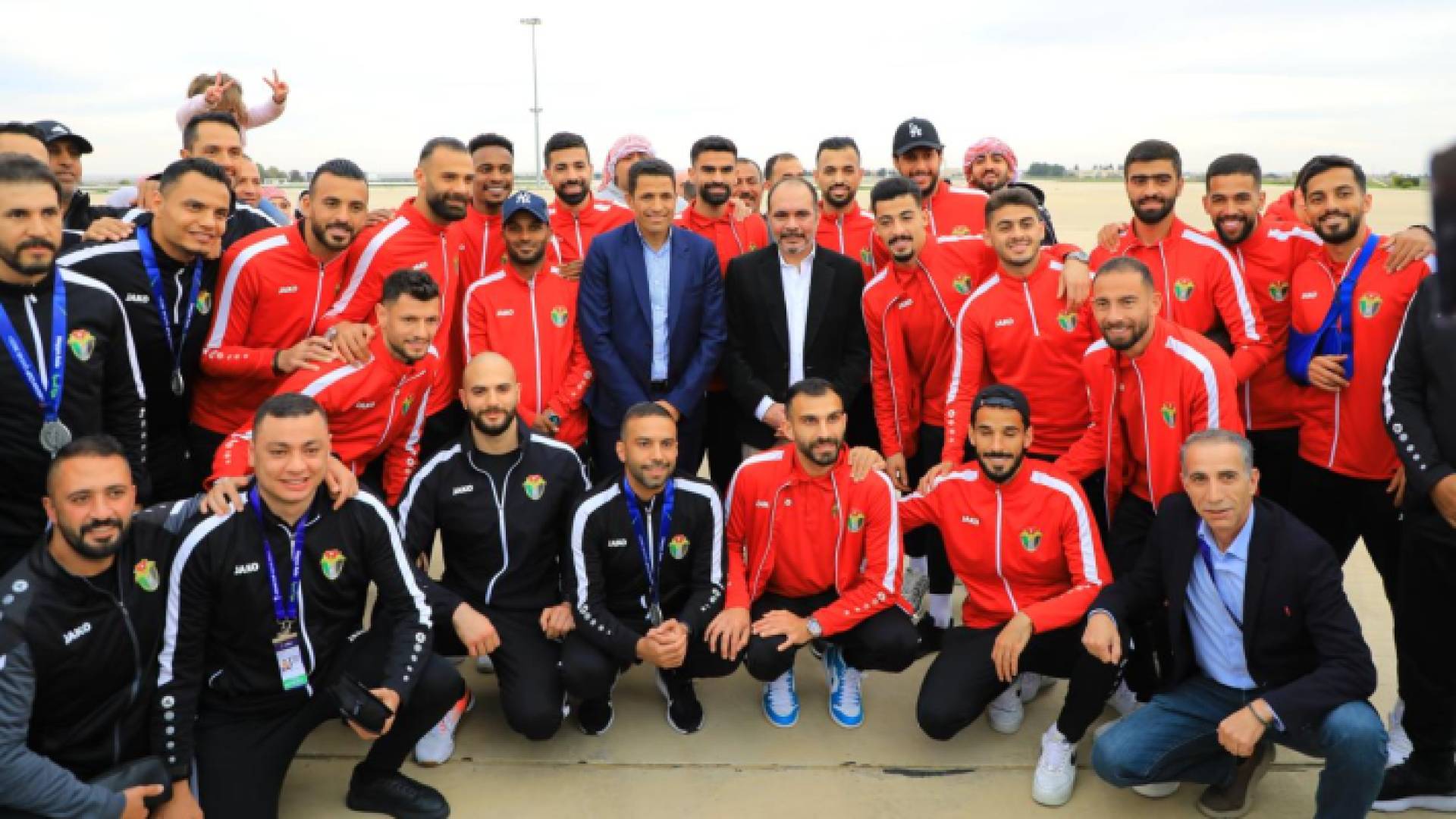 لحظة استقبال سمو الأمير علي منتخب النشامى في مطار الملكة علياء الدولي