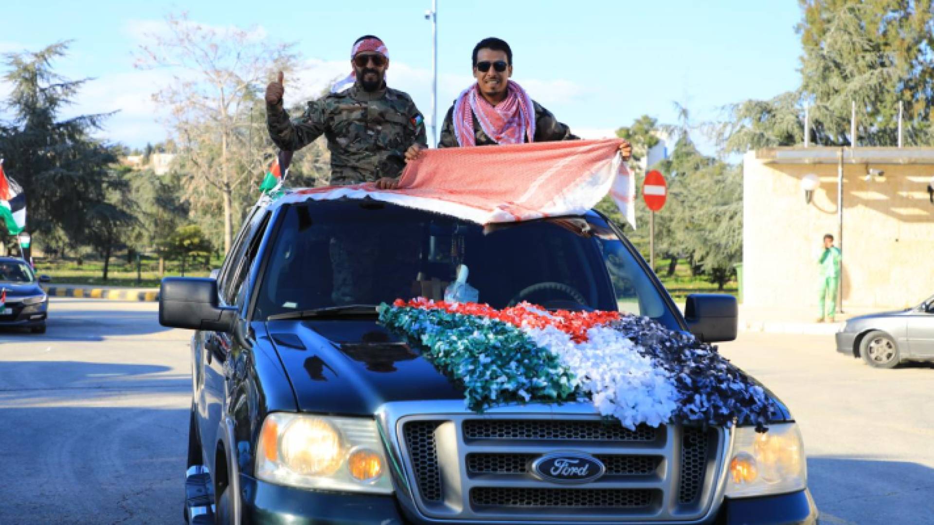 أردنيان يحتفلان قبل مواجهة النشامى في نهائي كأس آسيا في العاصمة عمان