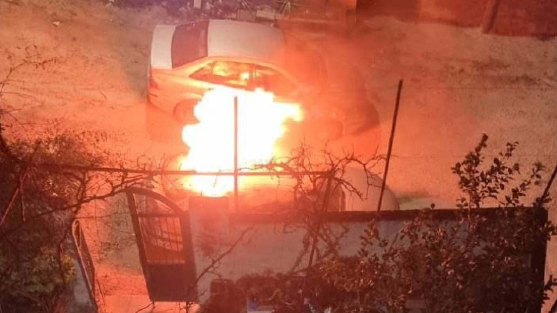 لحظة إحراق مركبة في قرية عصيرة القبلية في نابلس