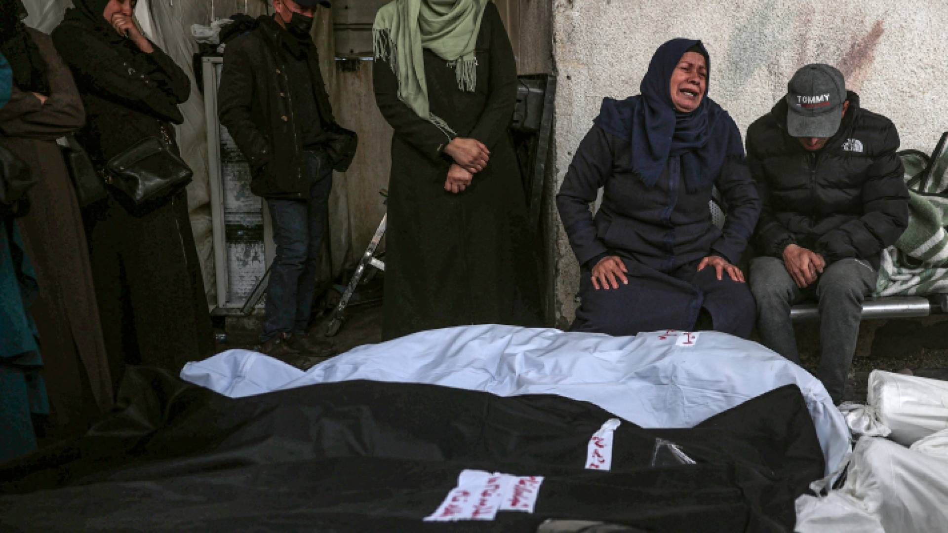 فلسطينية تبكي عائلتها في قطاع غزة