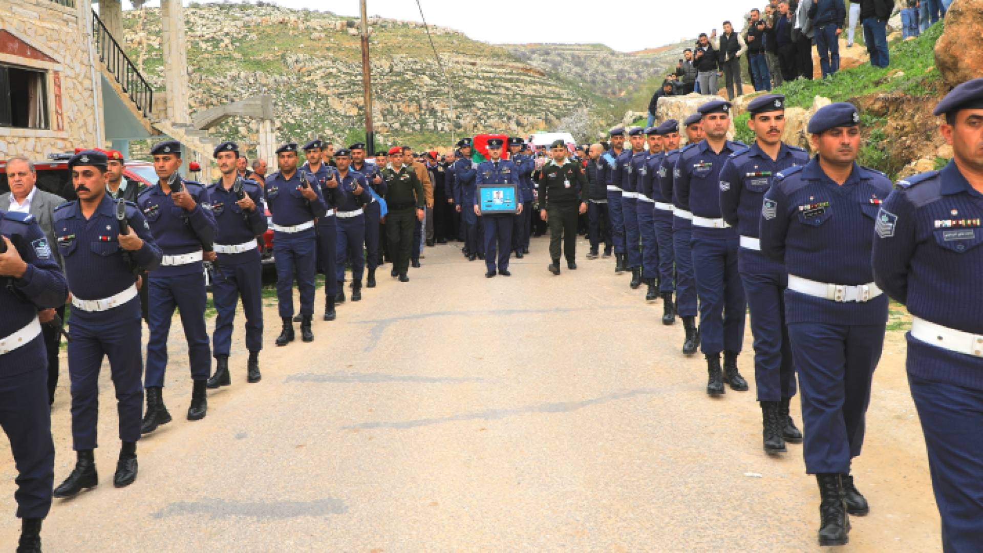 خلال تشييع جثمان الشهيد الرائد الطيار عمر العبادي