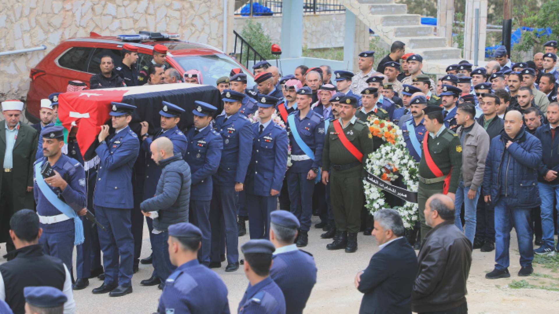 خلال تشيع جثمان الشهيد الرائد الطيار عمر العبادي