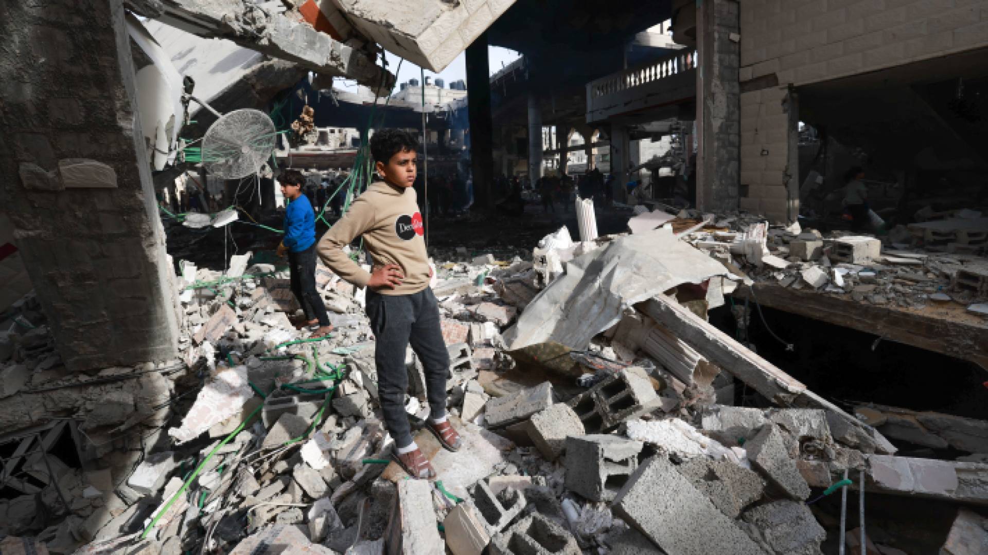 فتى فلسطيني يقف على أنقاض منزل دمره قصف الاحتلال في رفح بقطاع غزة