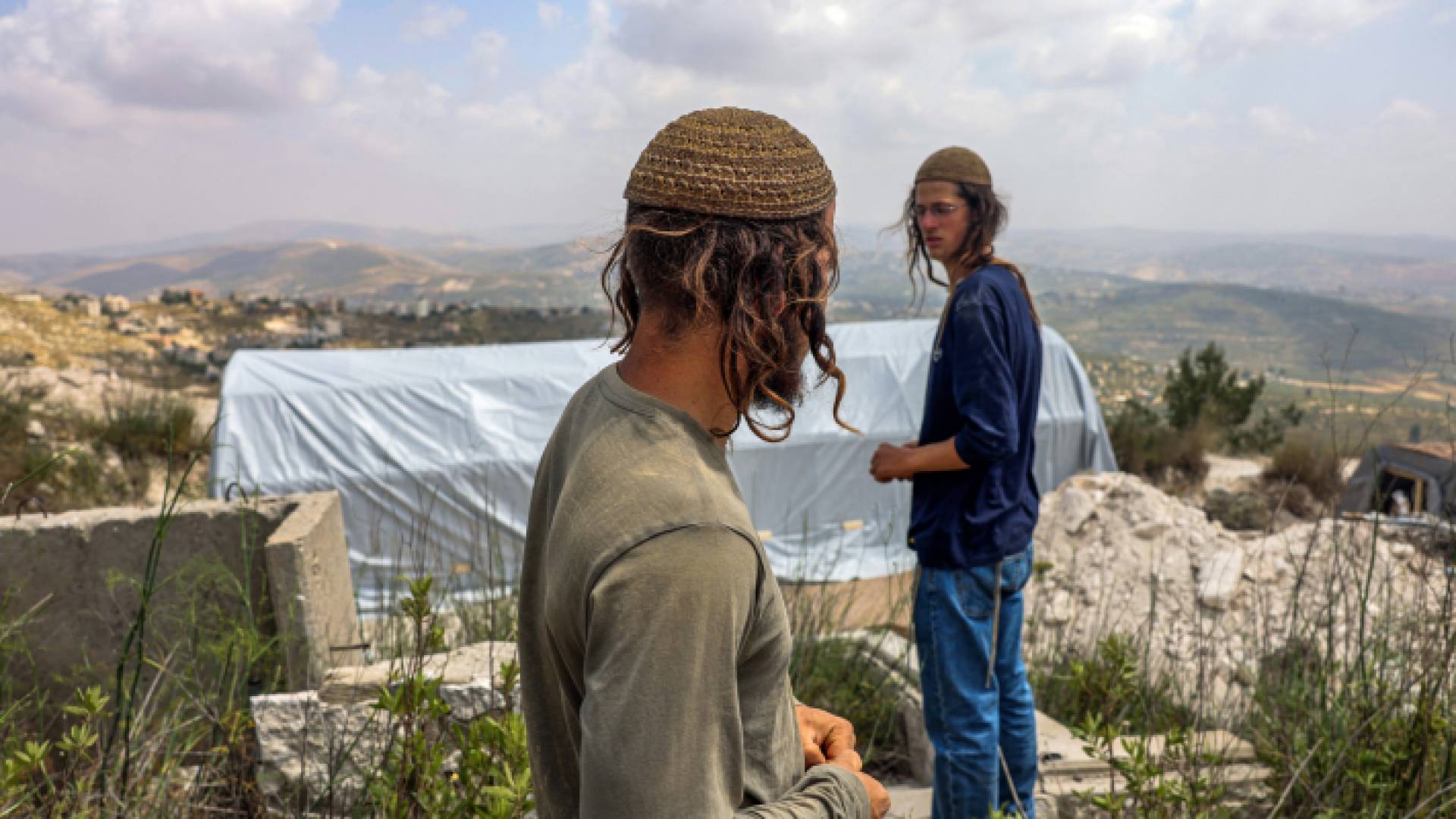 مستوطنون في بؤرة حومش الاستيطانية بالضفة الغربية المحتلة