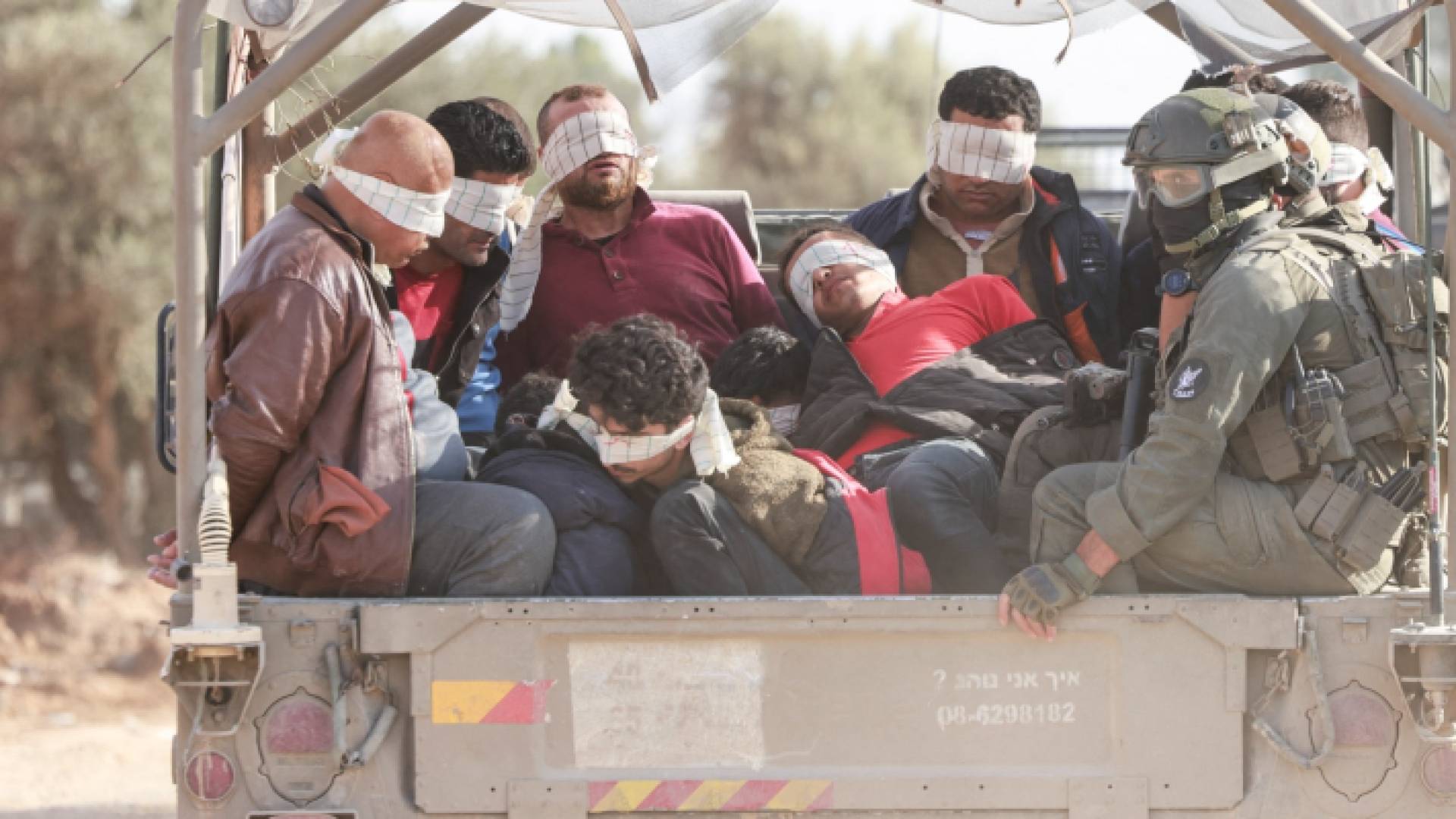 جنود الاحتلال يعتقلون فلسطيين من غزة - أرشيفية