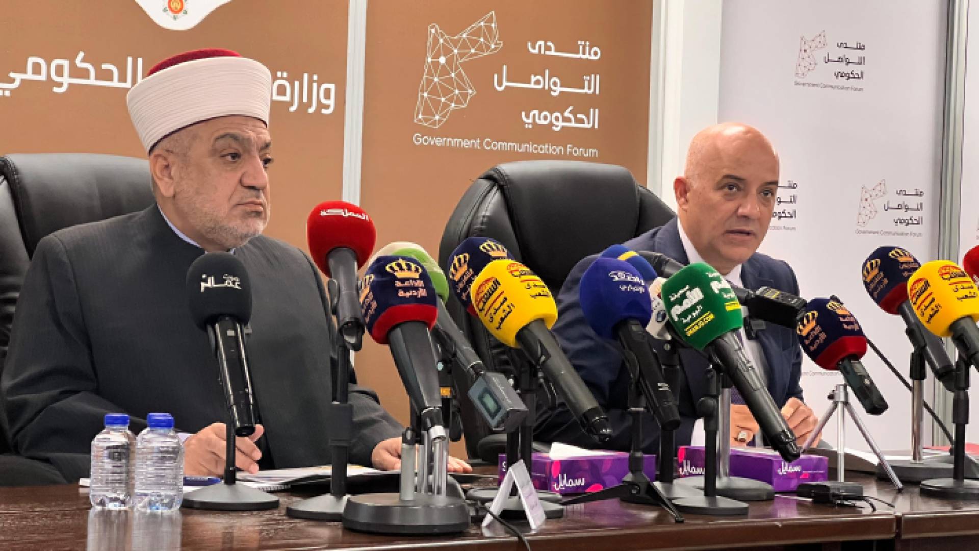 وزيرا الاتصال الحكومي الدكتور مهند المبيضين والأوقاف والشؤون والمقدسات الإسلامية الدكتور محمد الخلايلة