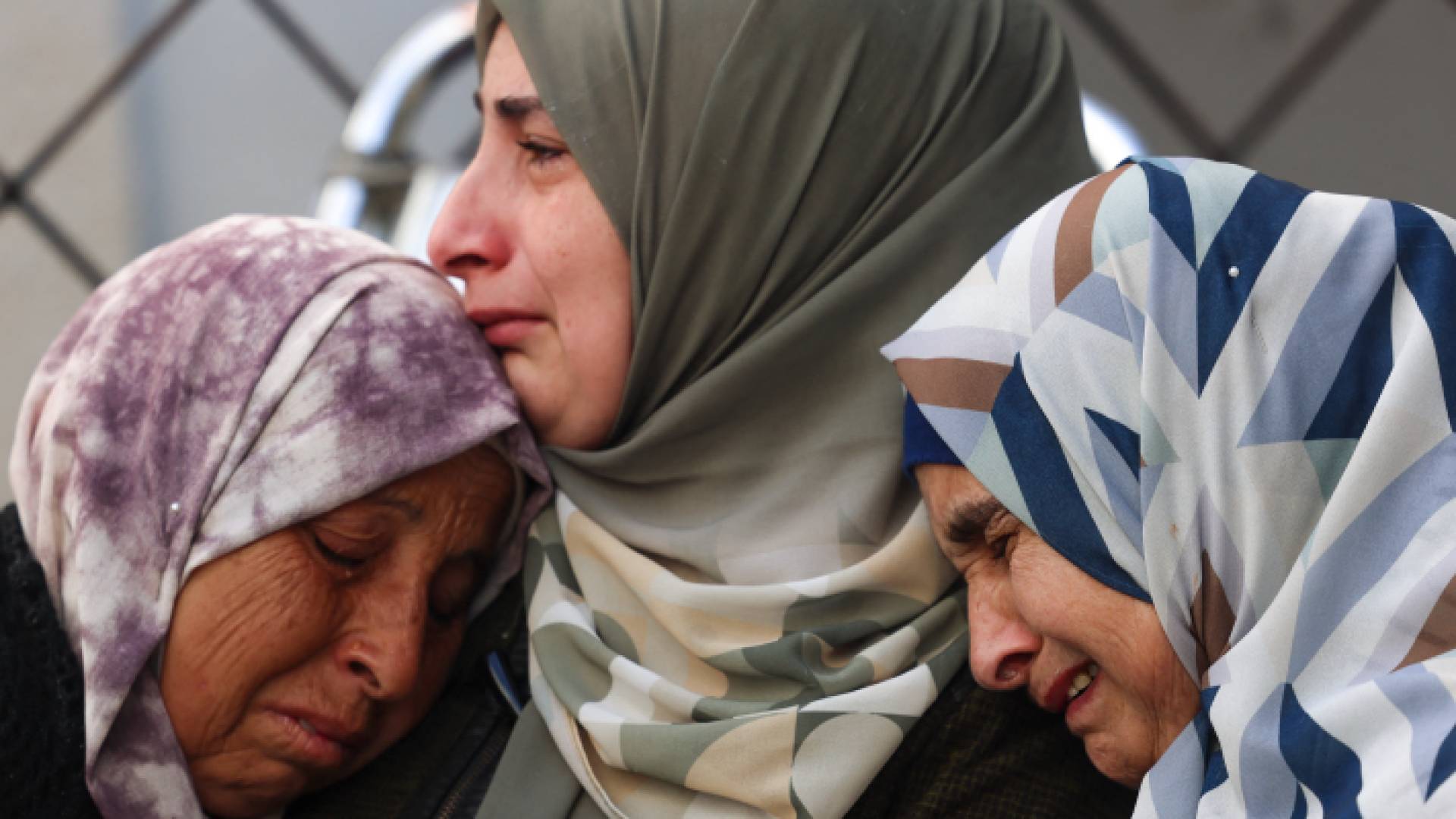 فبسطينيات يبكين ذويهن في غزة