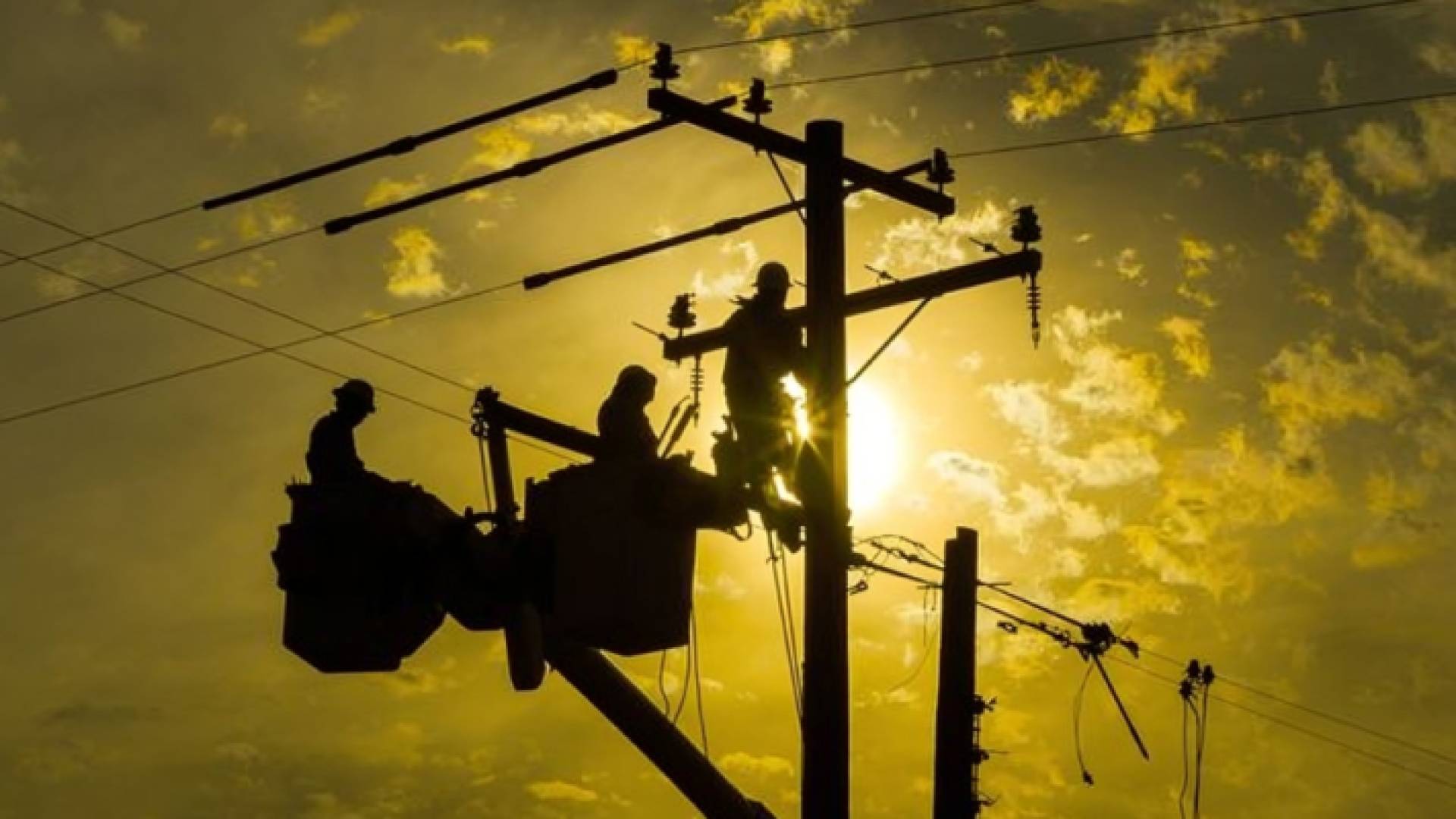 عمال صيانة الكهرباء - أرشيفية