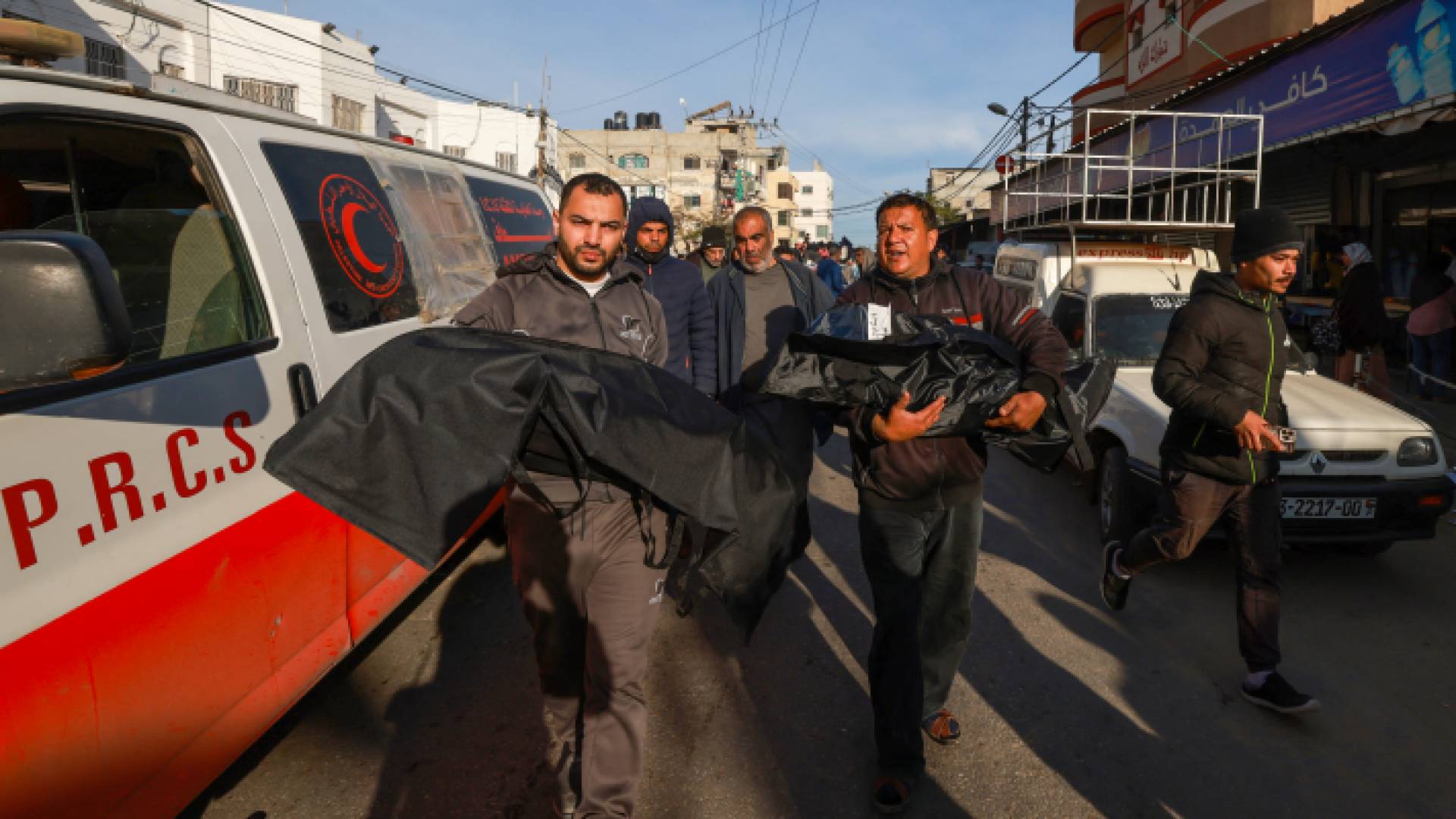 فلسطينيون يحملون شهداء - أرشيفية