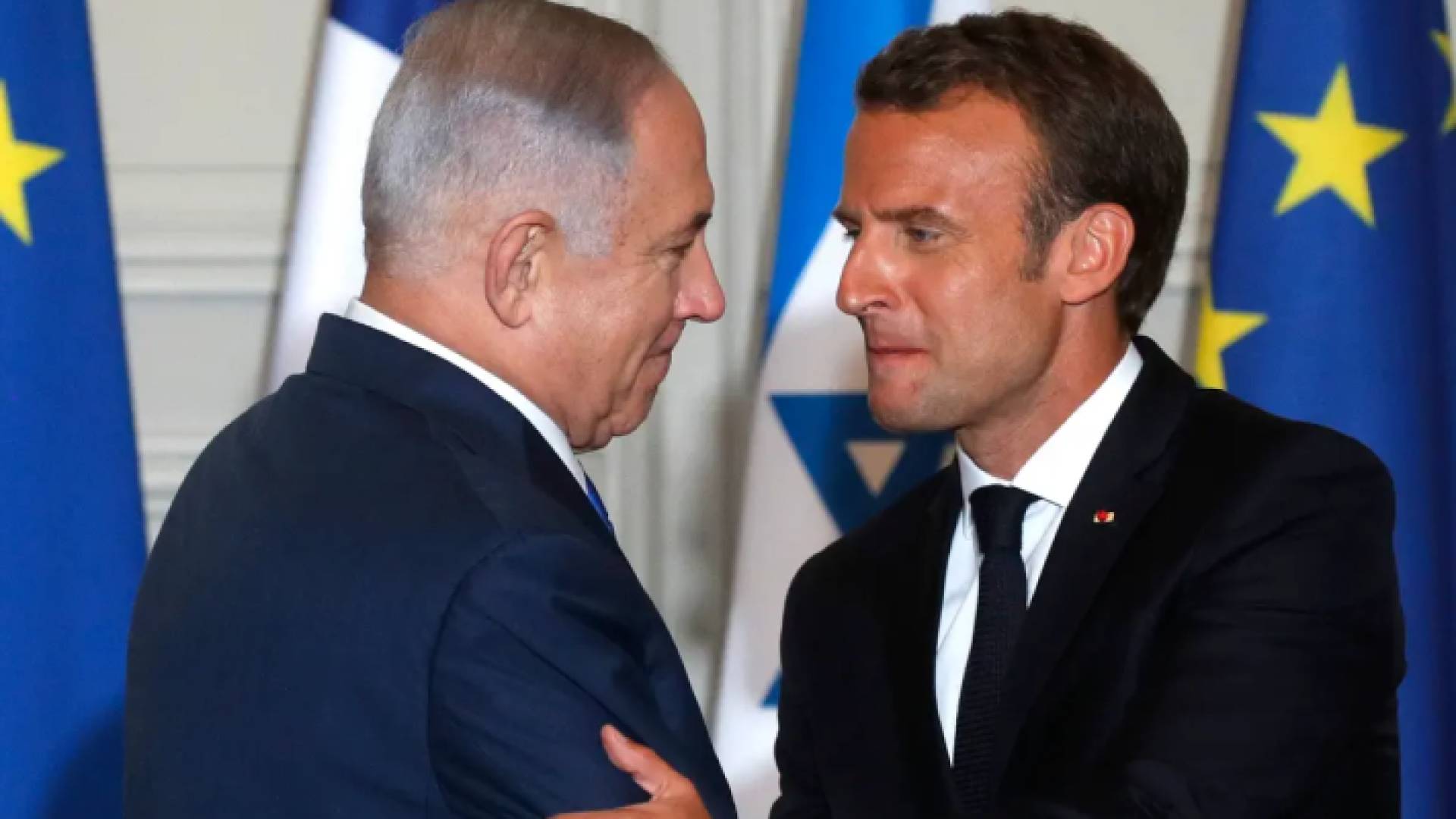 الرئيس الفرنسي إيمانويل ماكرون ورئيس وزراء الاحتلال بنيامين نتنياهو