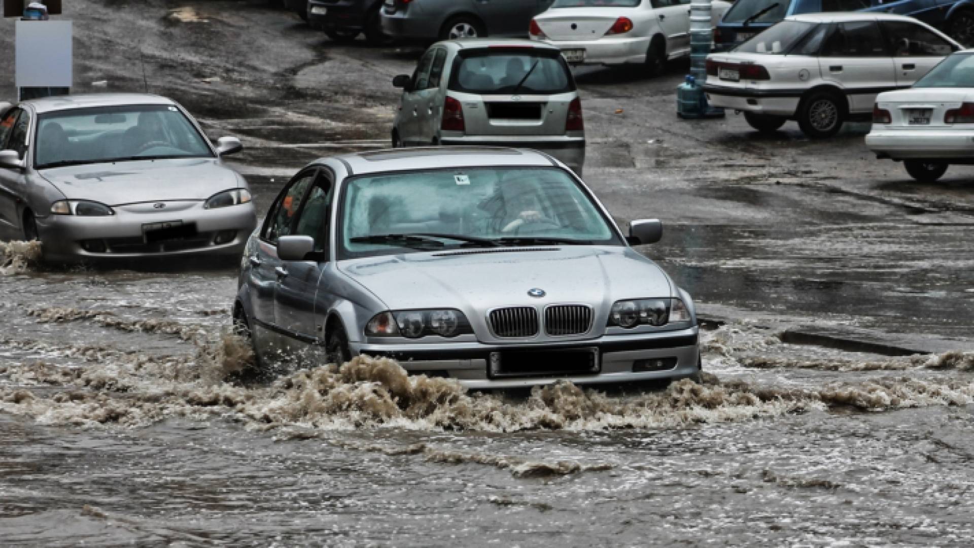 ارتفاع منسوب المياه على أحد الطرق في عمان