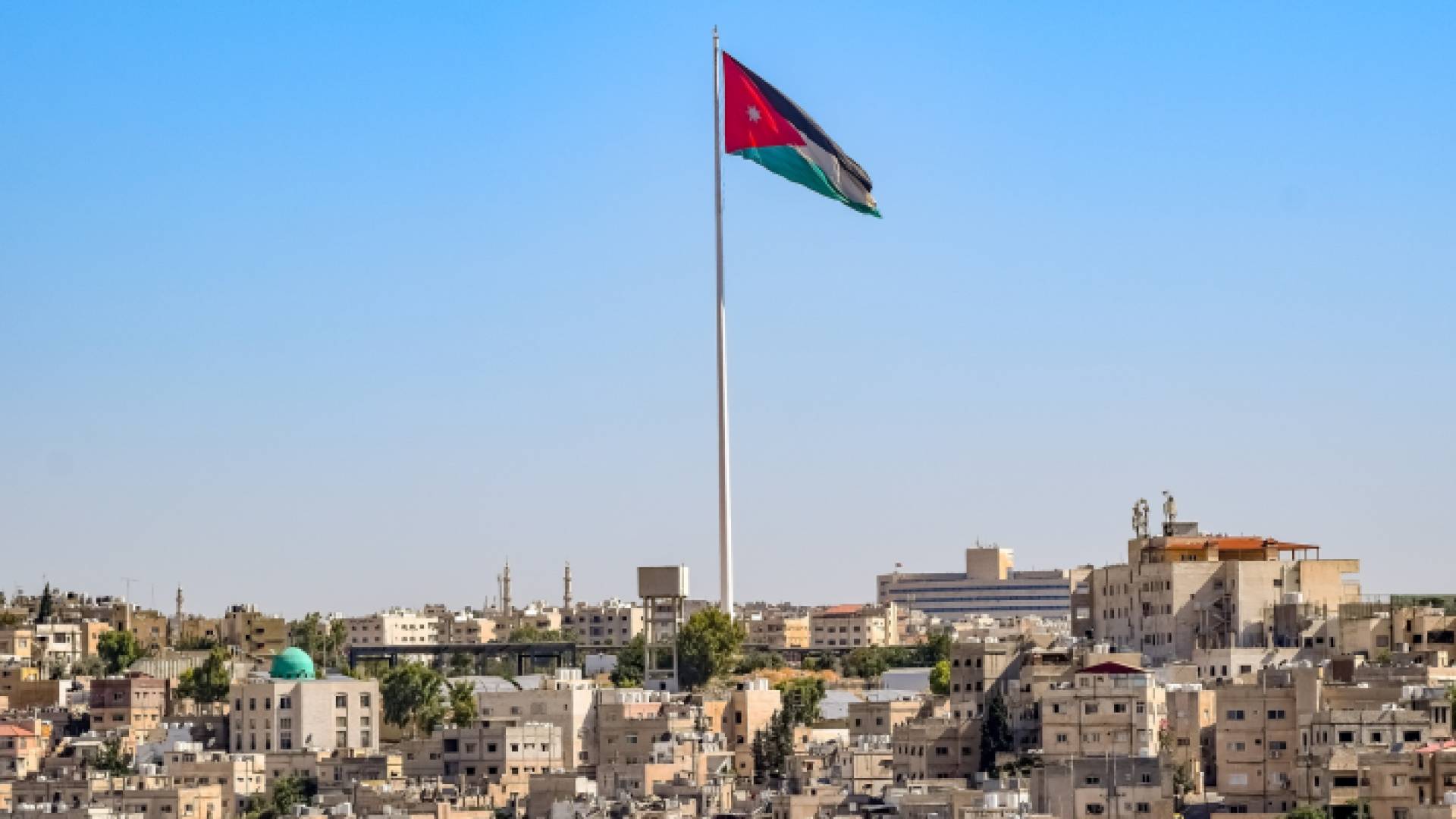 منطقة جبل النزهة والعلم الأردني