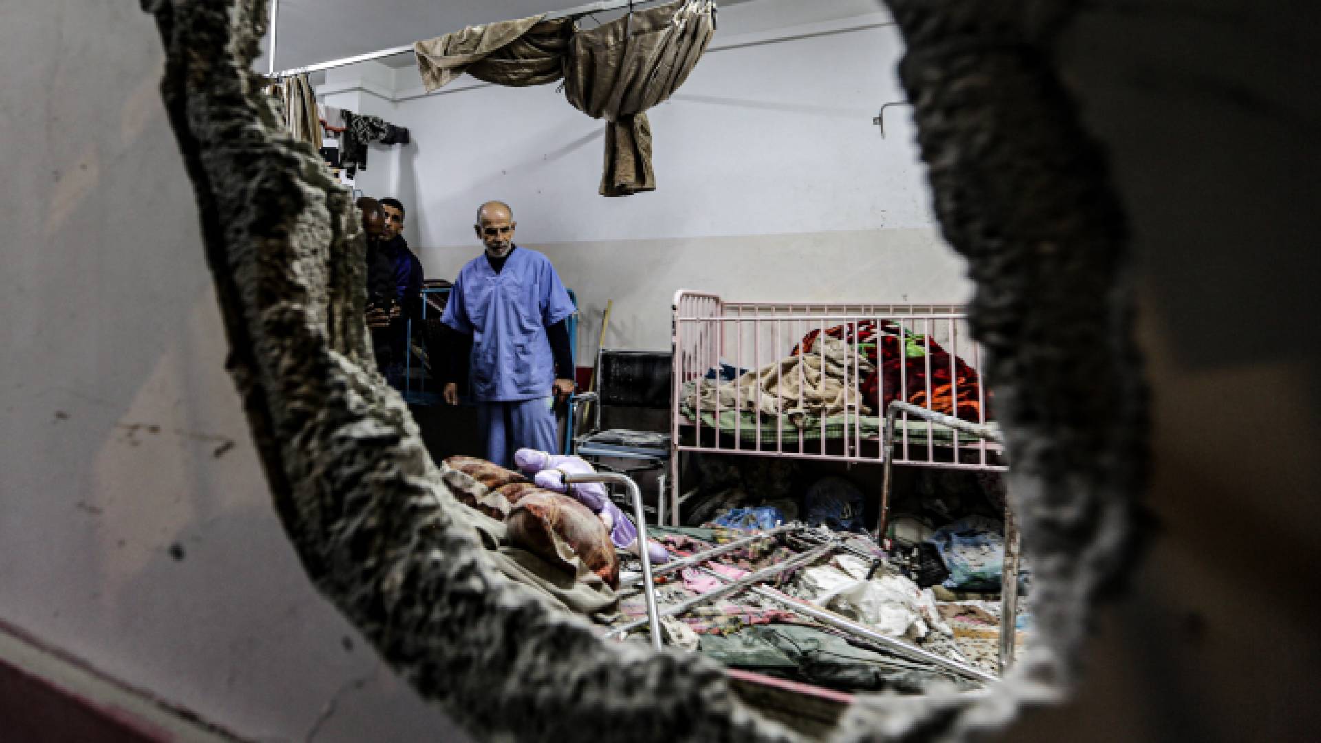 جانب من الدمار الذي تسبب به الاحتلال الإسرائيلي في مجمع ناصر الطبي بقطاع غزة