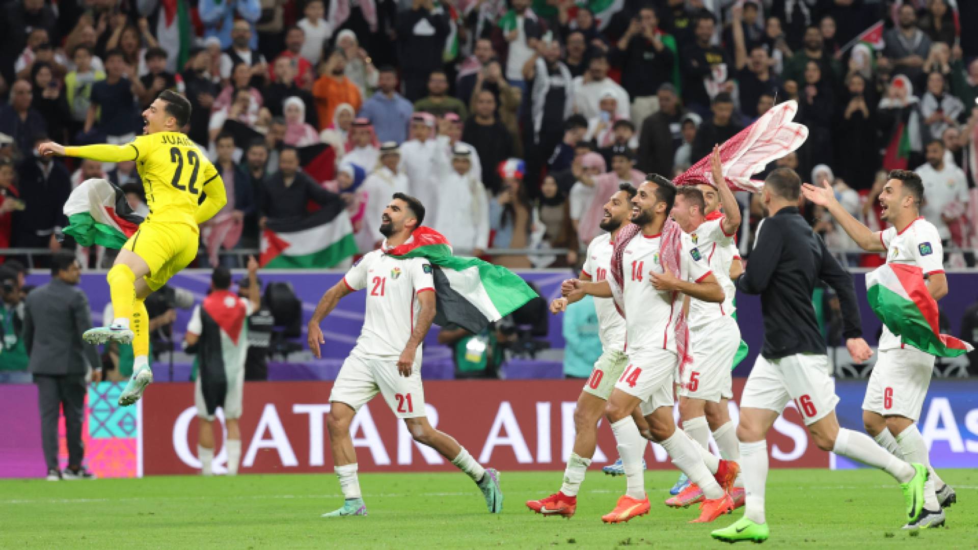 لاعبو المنتخب الوطني يحتفلون بتأهلهم إلى نهائي كأس آسيا