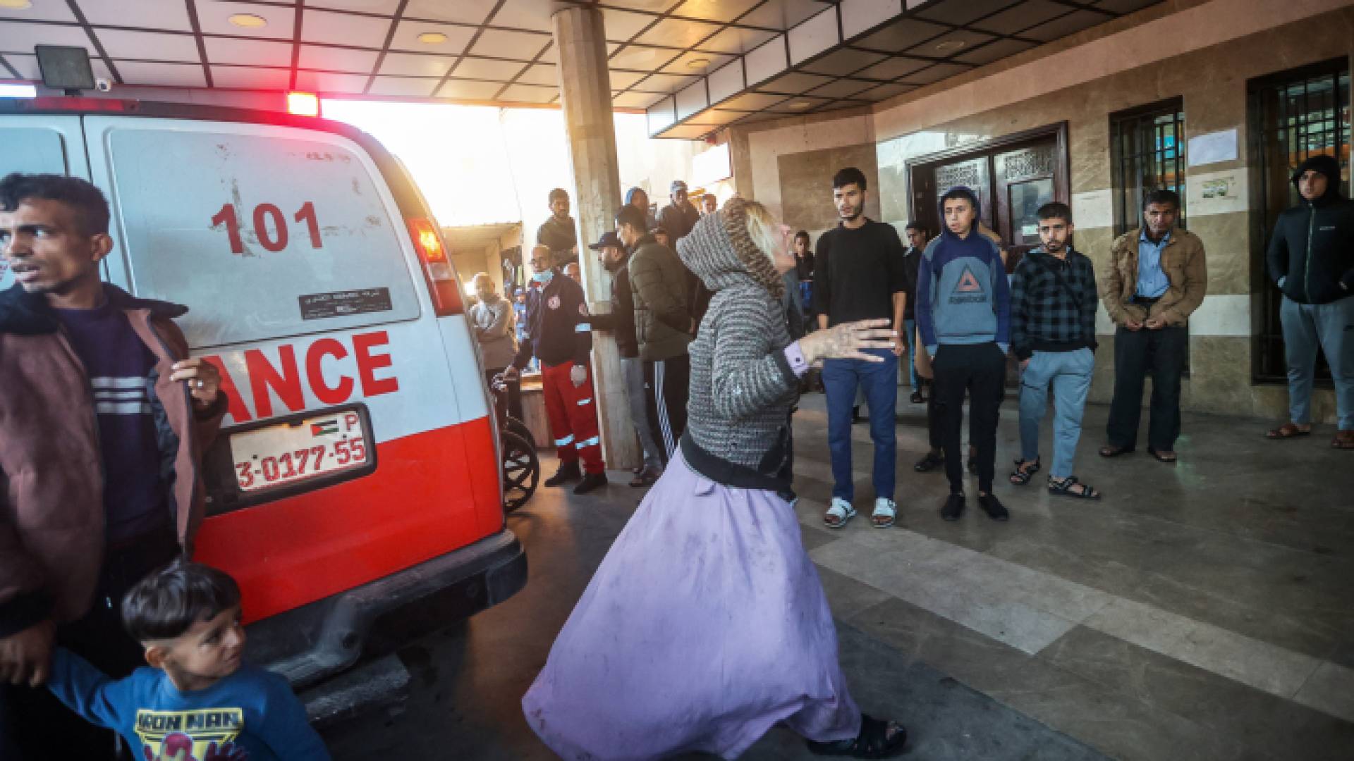 فلسطينيون عند مدخل مجمع ناصر الطبي في خان يونس جنوبي قطاع غزة