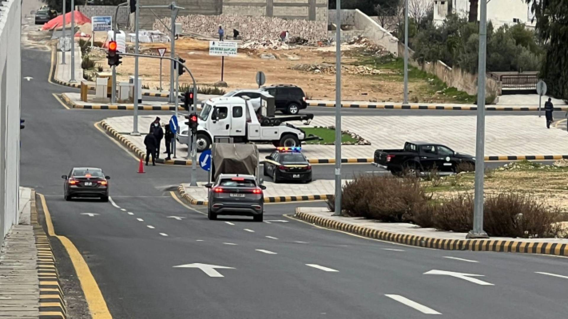 مرتبات من الأمن العام عند جسر مرج الحمام بالعاصمة عمان