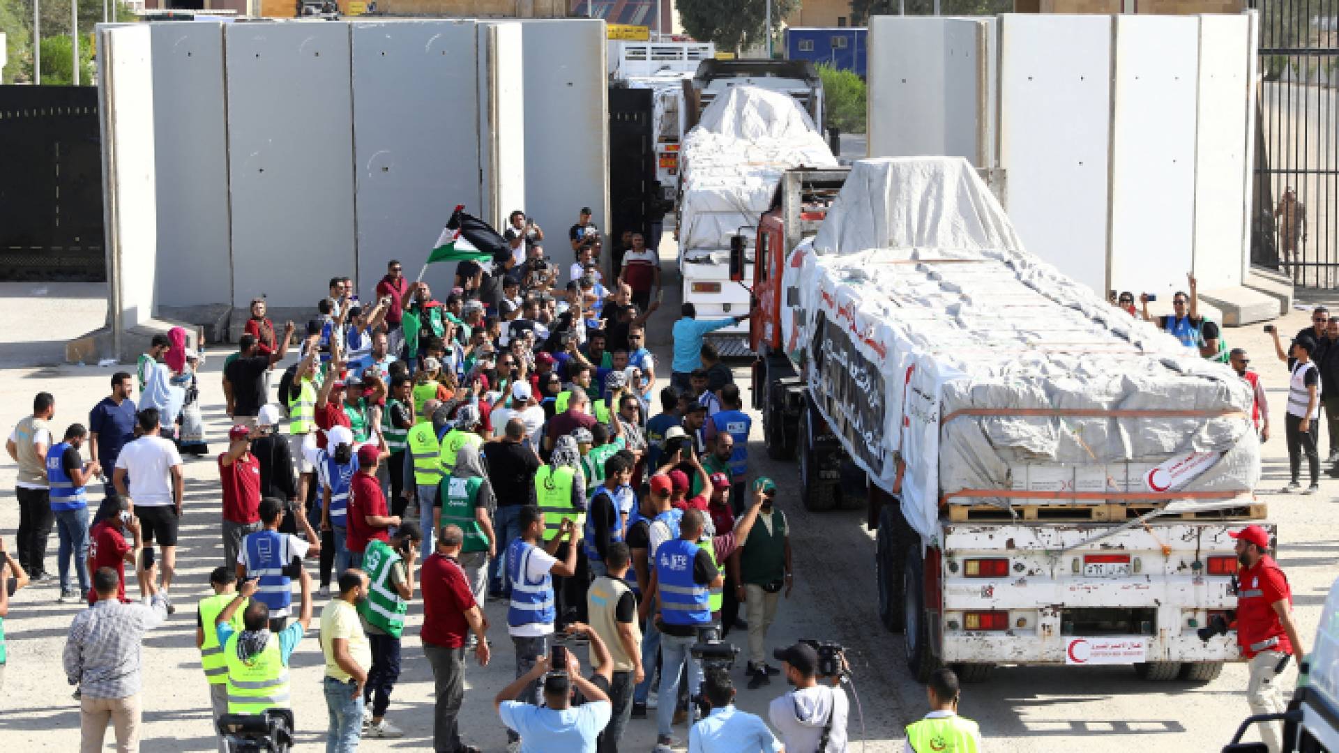 شاحنات المساعدات داخل معبر رفح