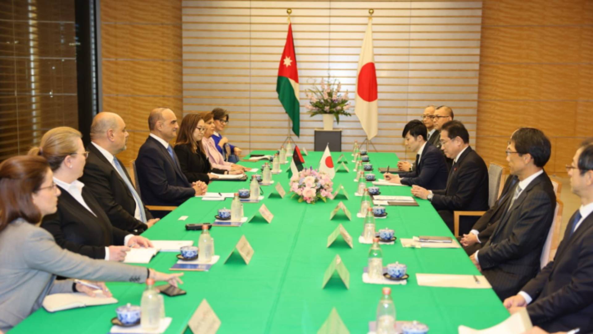 جانب من اجتماع جمع رئيس الوزراء الدكتور بشر الخصاونة ونظيره الياباني فوميو كيشيدا