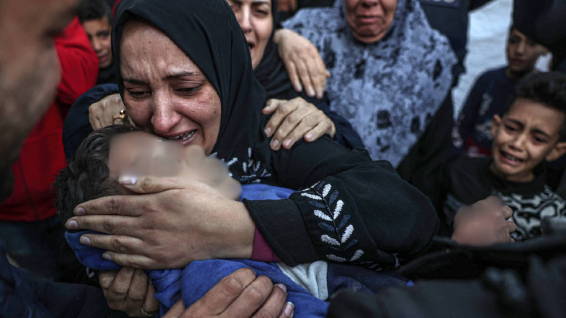 فلسطينية تبكي صغيرها الشهيد في غزة