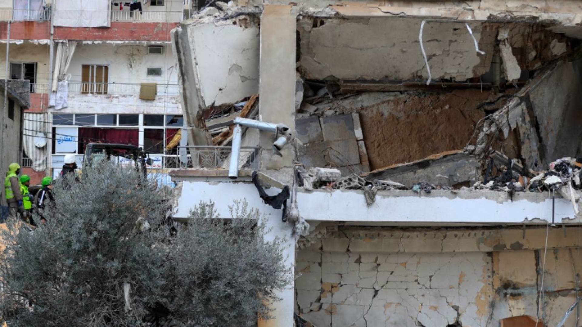 مبنى تعرض لهجوم جوي من الاحتلال في النبطية جنوب لبنان