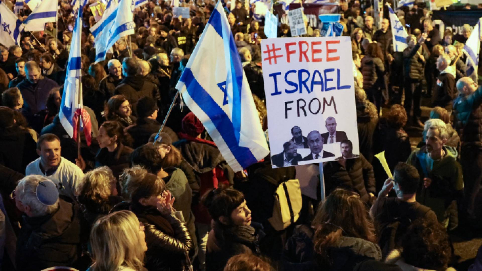 متظاهرون يحملون شعارا يدعو للتخلص من حكومة نتنياهو