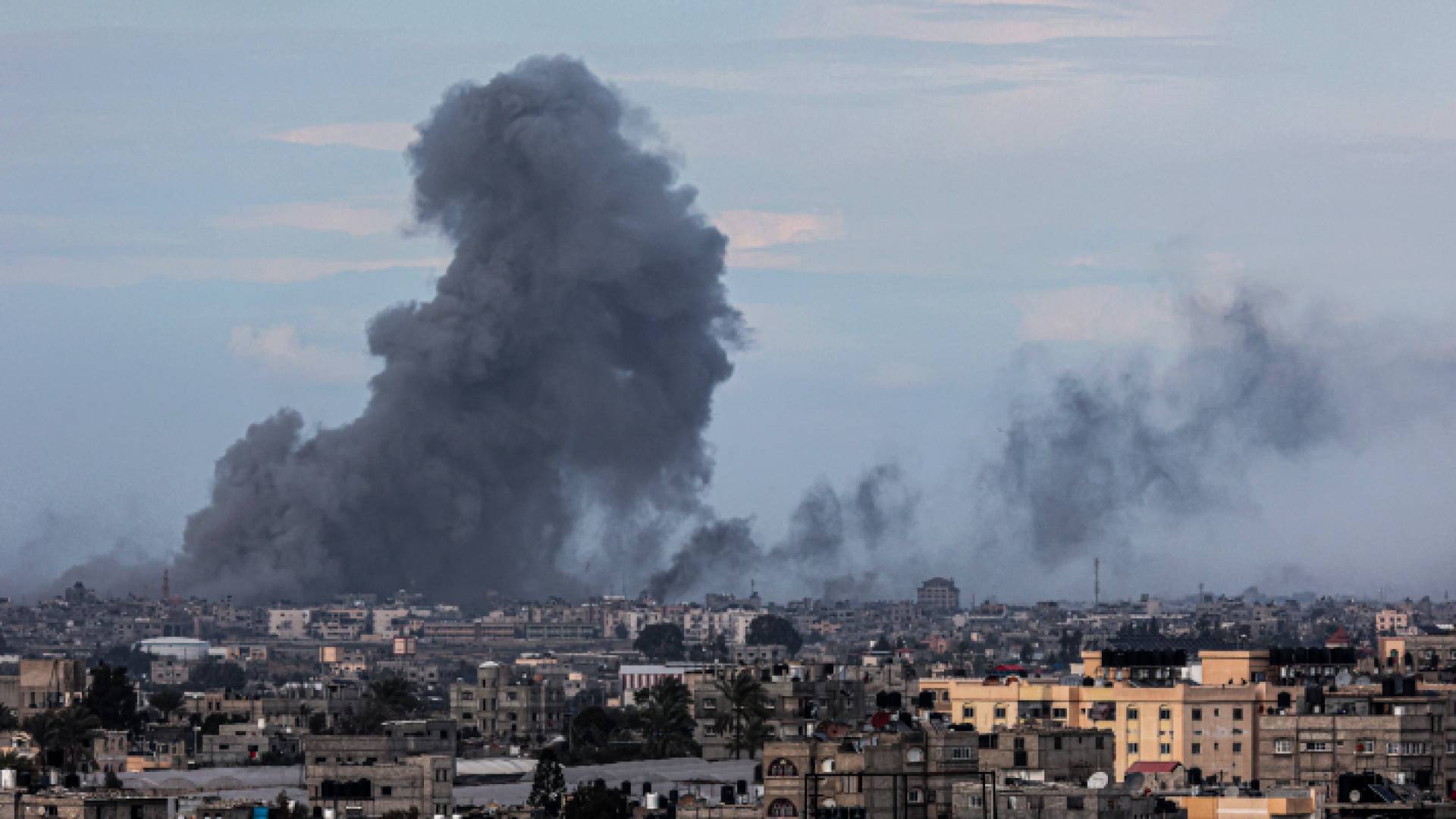 تصاعد أعمدة الدخان جراء القصف العنيف
