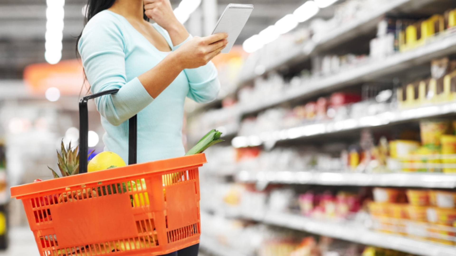 سيدة تتسوق داخل مركز تجاري