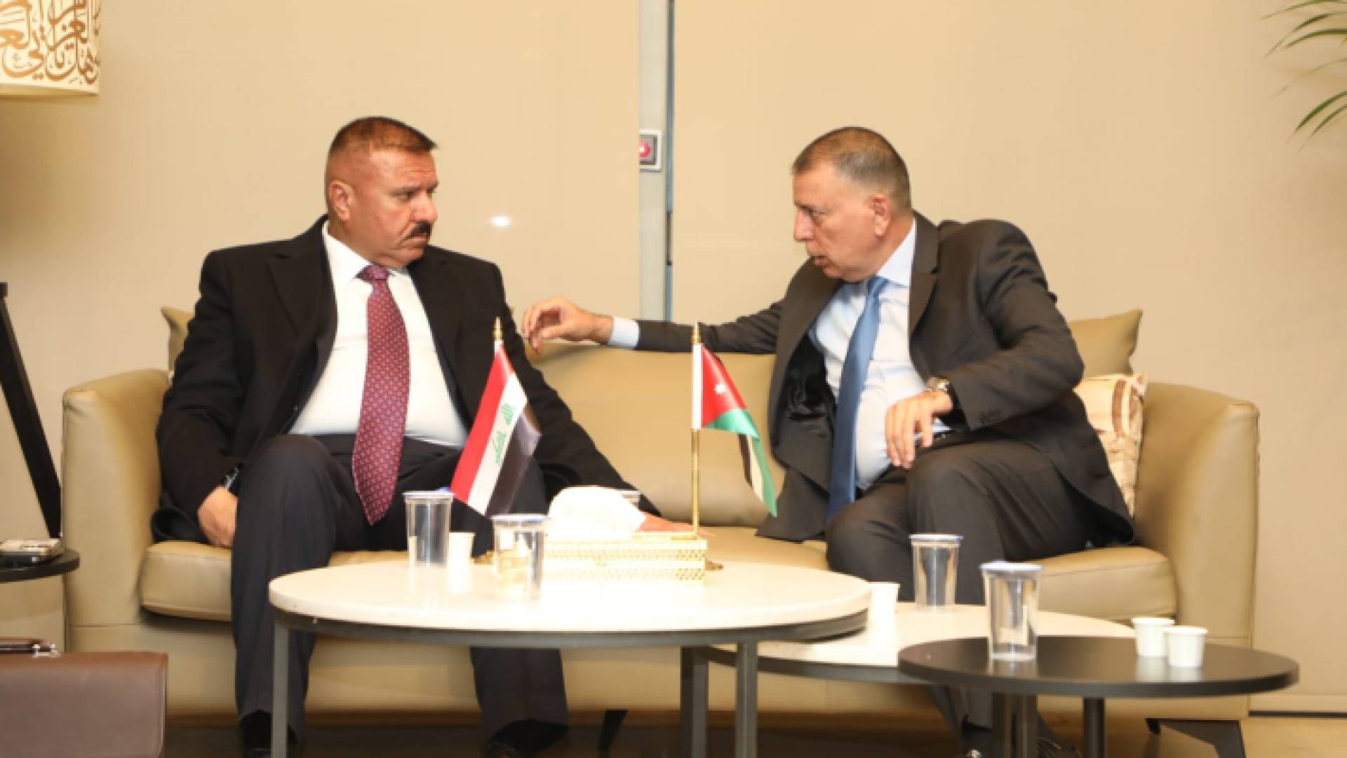 وزير الداخلية مازن الفراية لدى استقباله نظيره العراقي