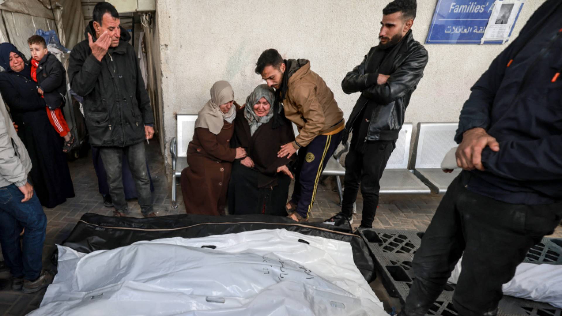 فلسطينية تبكي عائلتها في رفح جنوب القطاع