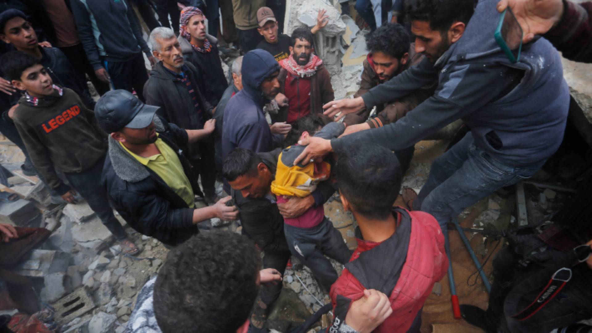 فلسطينيون يبحثون عن ناجيين بين الأنقاض التي خلفها قصف الاحتلال - AFP