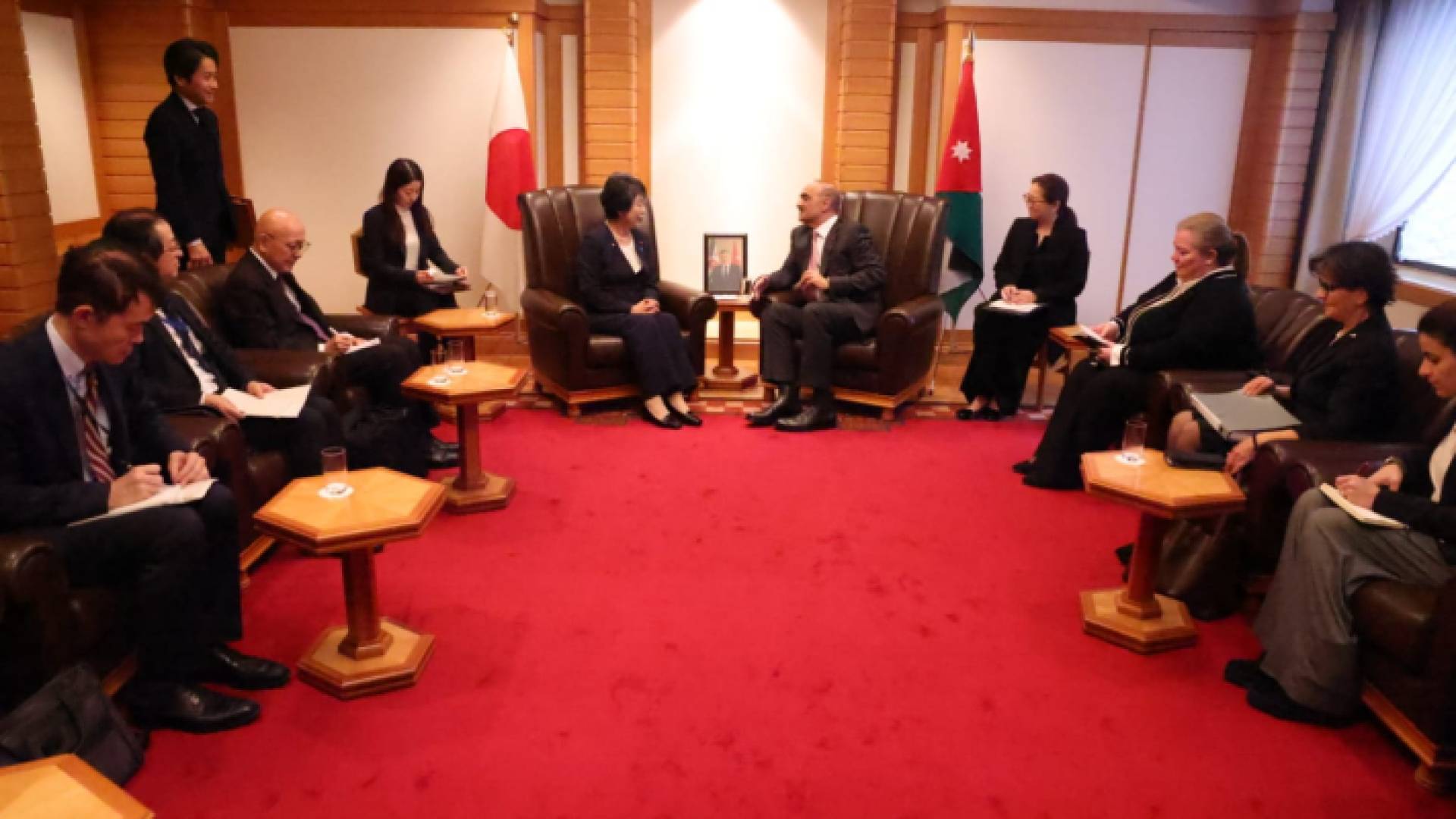 جانب من أحد اللقاءات التي أجراها رئيس الوزراء بشر الخصاونة في اليابان