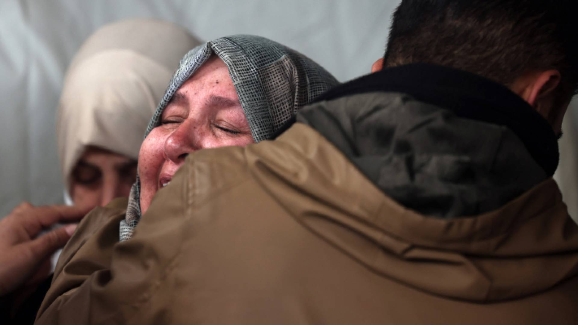 فلسطينية تبكي عائلتها في قطاع غزة