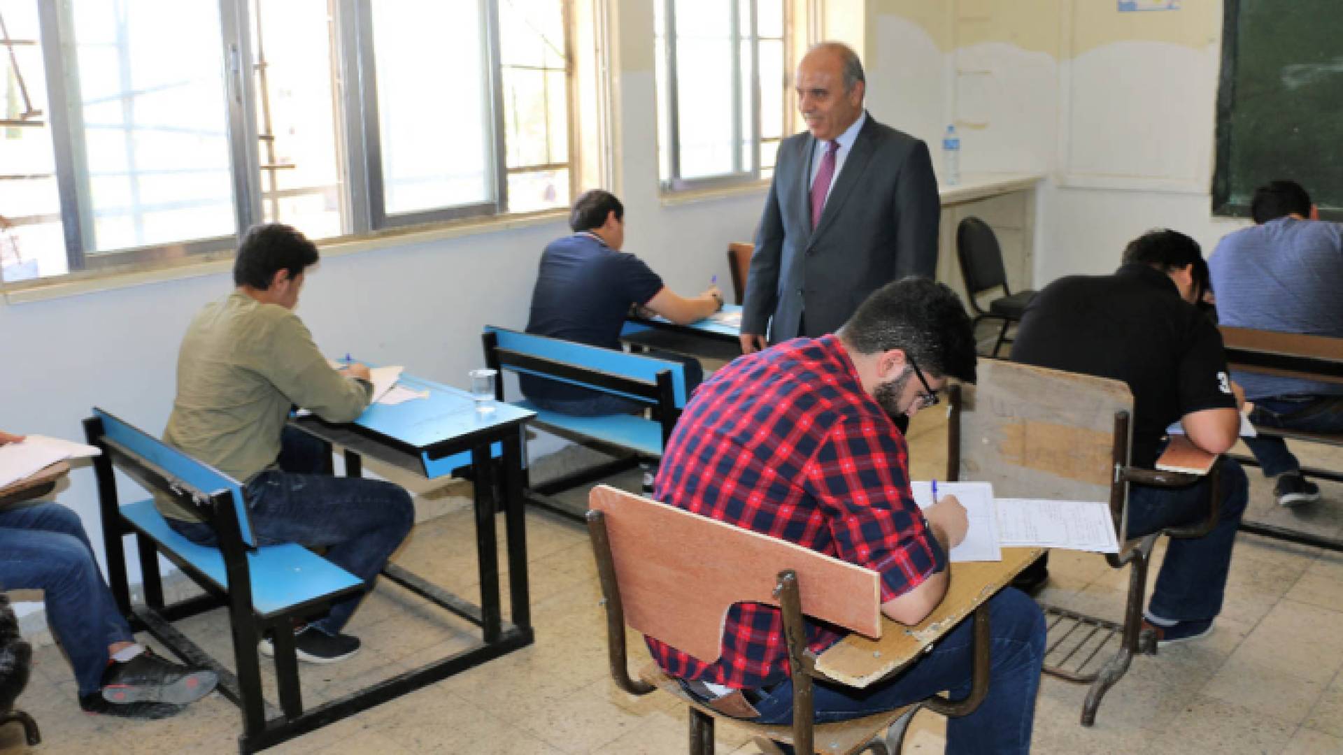 وزير التربية والتعليم تفقد قاعة امتحان - أرشيفية