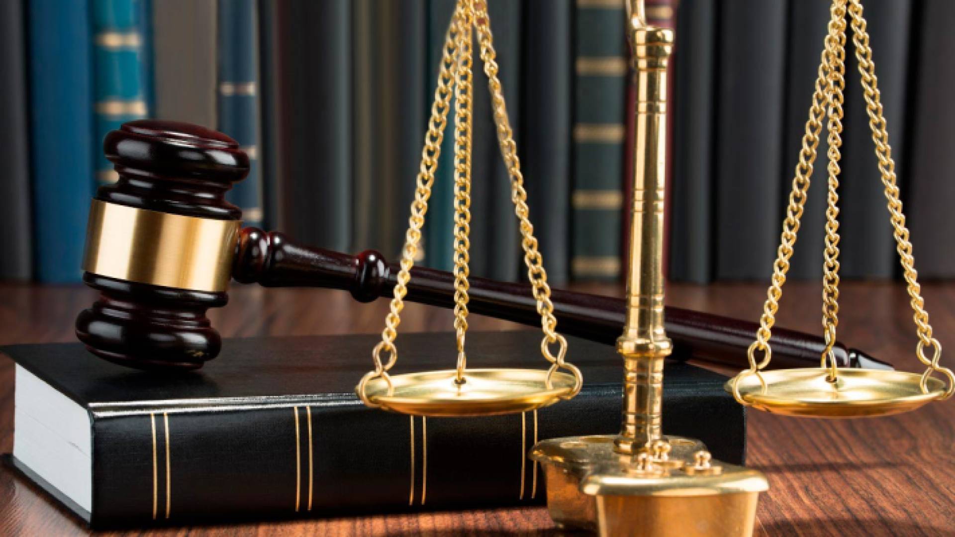 مطرقة حاكم وسندان