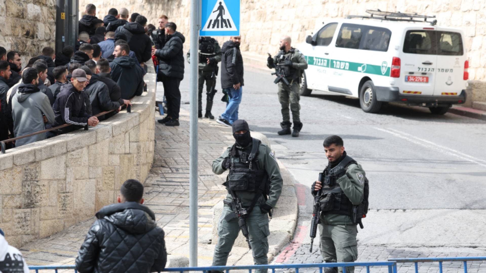 قوات الاحتلال بساحات الاقصى المبارك