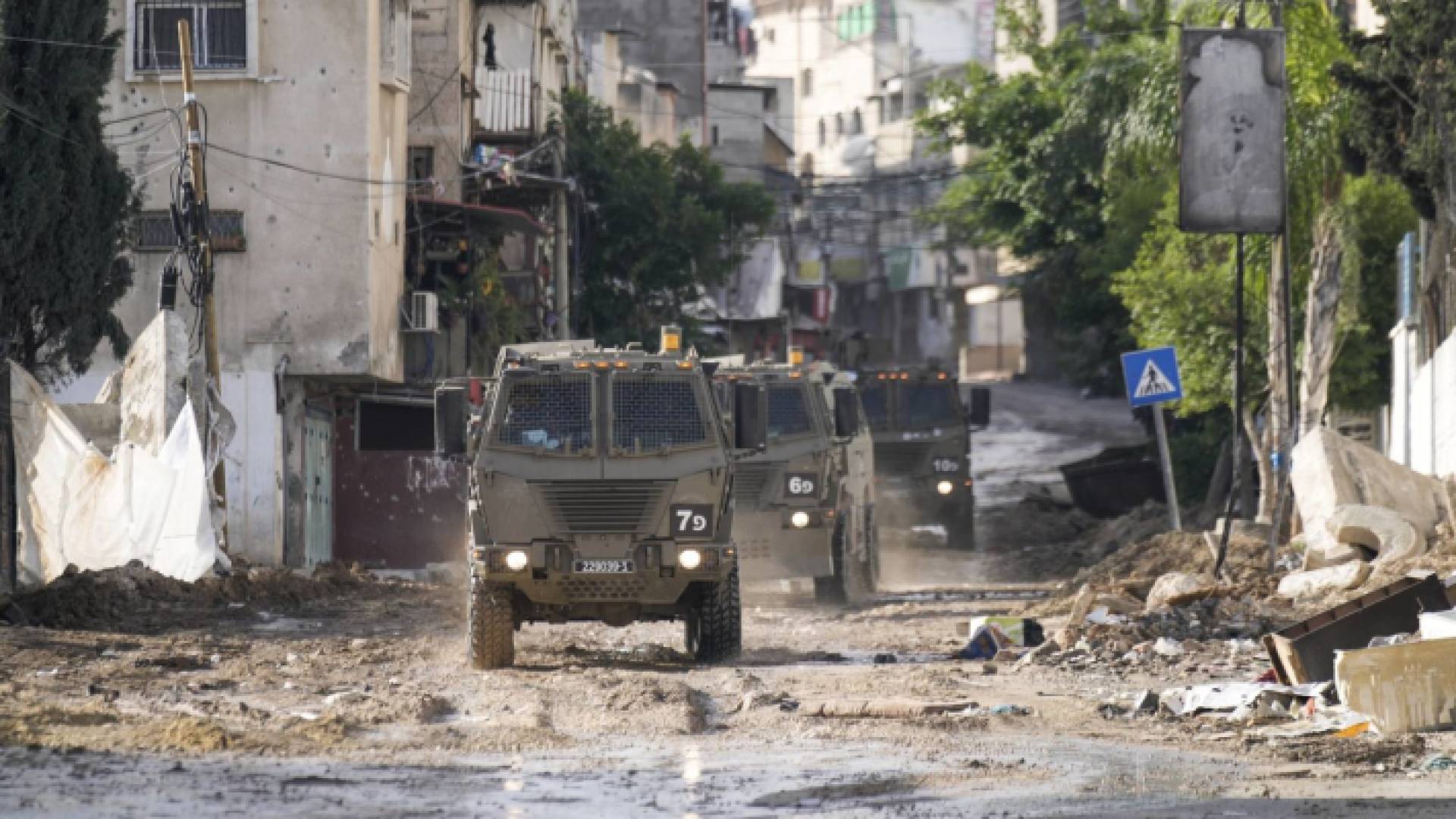 قوات الاحتلا لتشن حملة اعتقالات ومداهمات