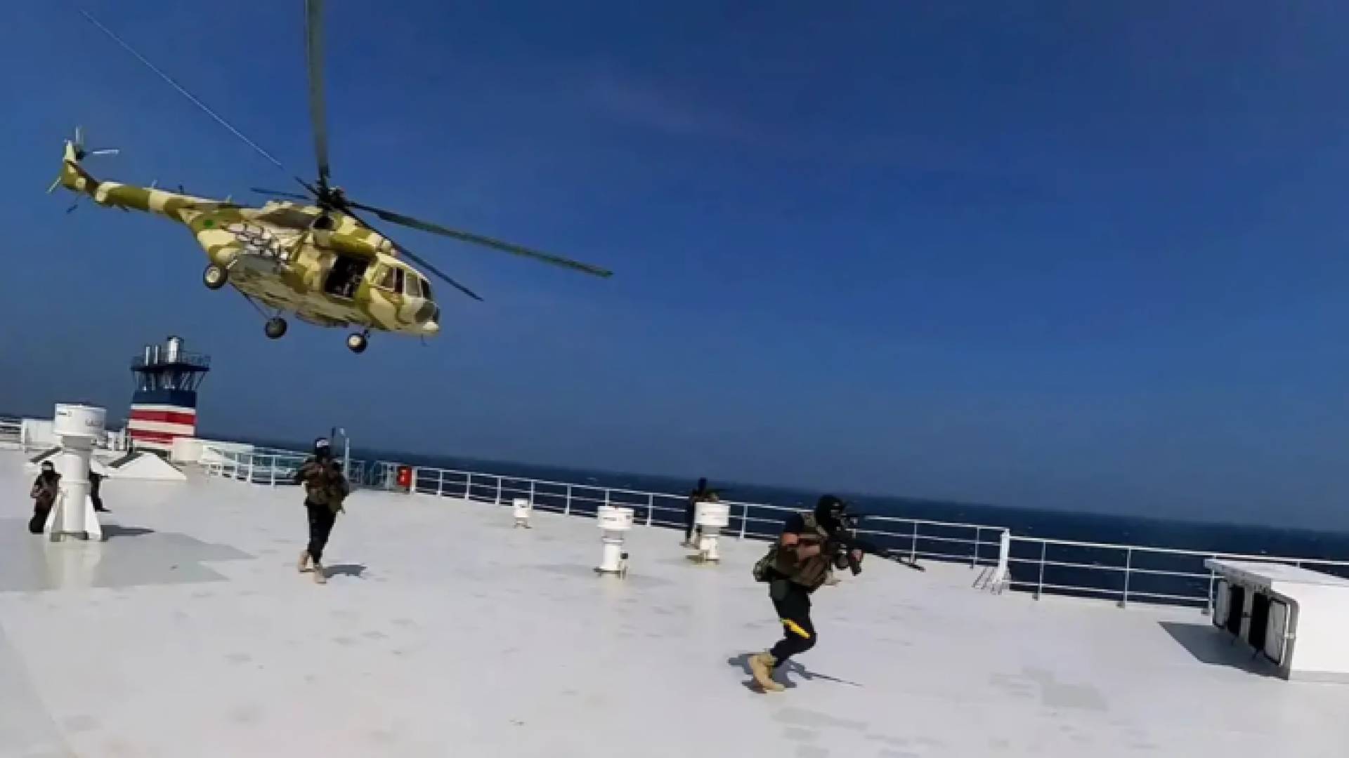 سفينة في البحر الأحمر