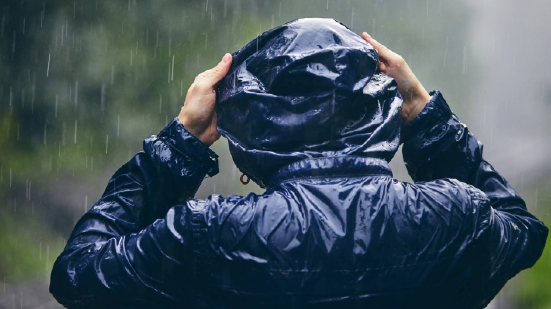 شخص يقف تحت المطر - تعبيرية