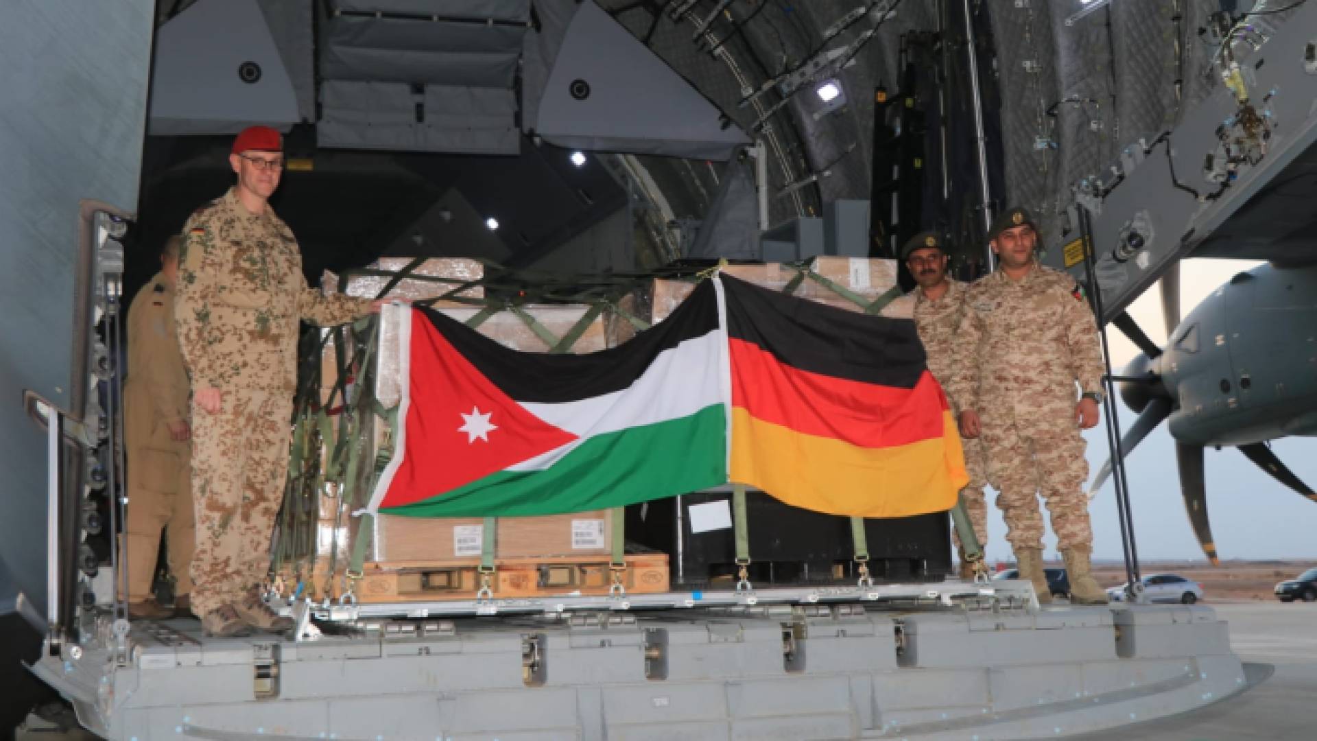 وصول طائرة مساعدات ألمانية ثانية للأشقاء في غزة إلى قاعدة الأزرق الجوية