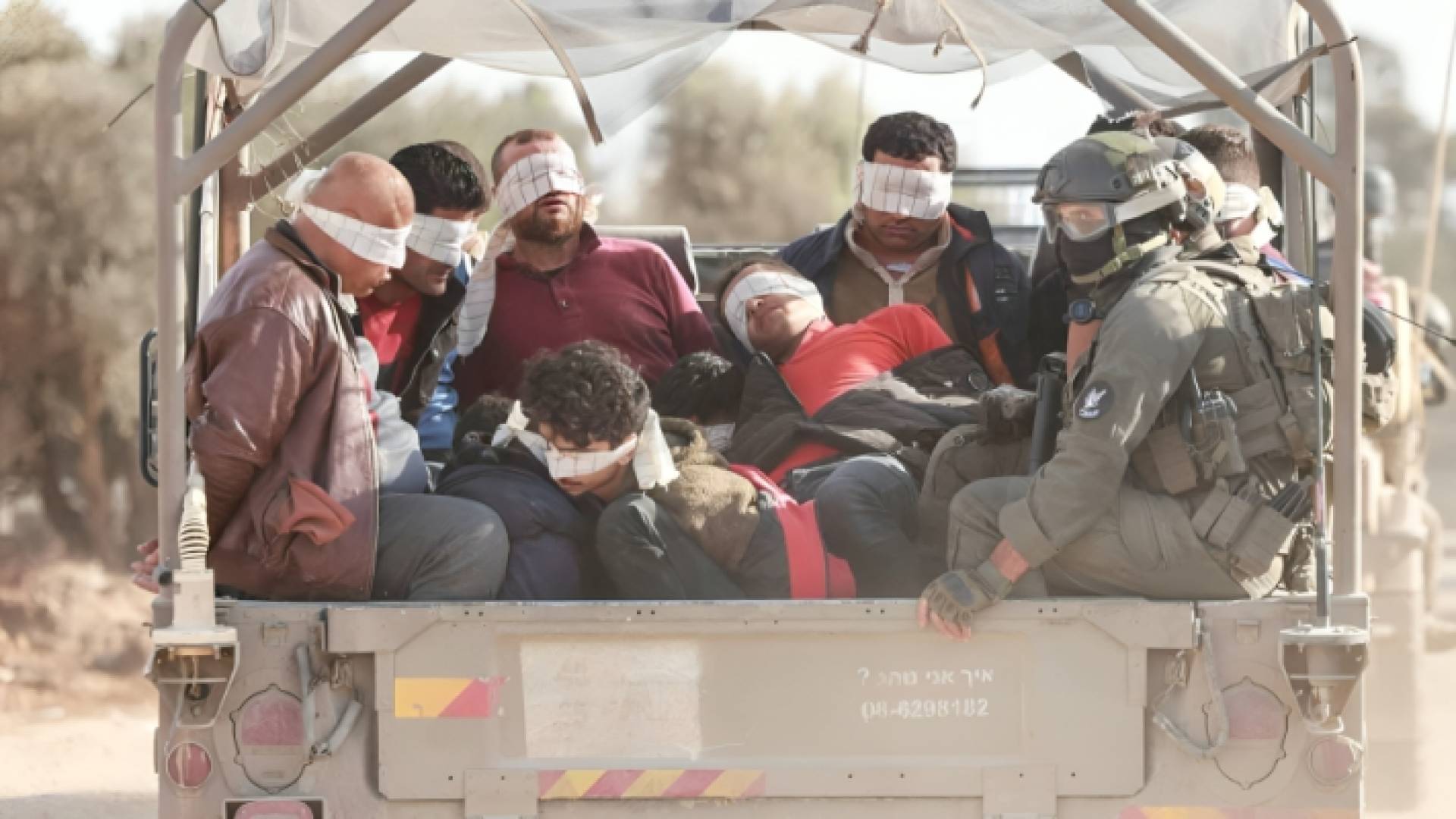 الاحتلال يعتقل عشرات الفلسطينيين في غزة وينكل بهم