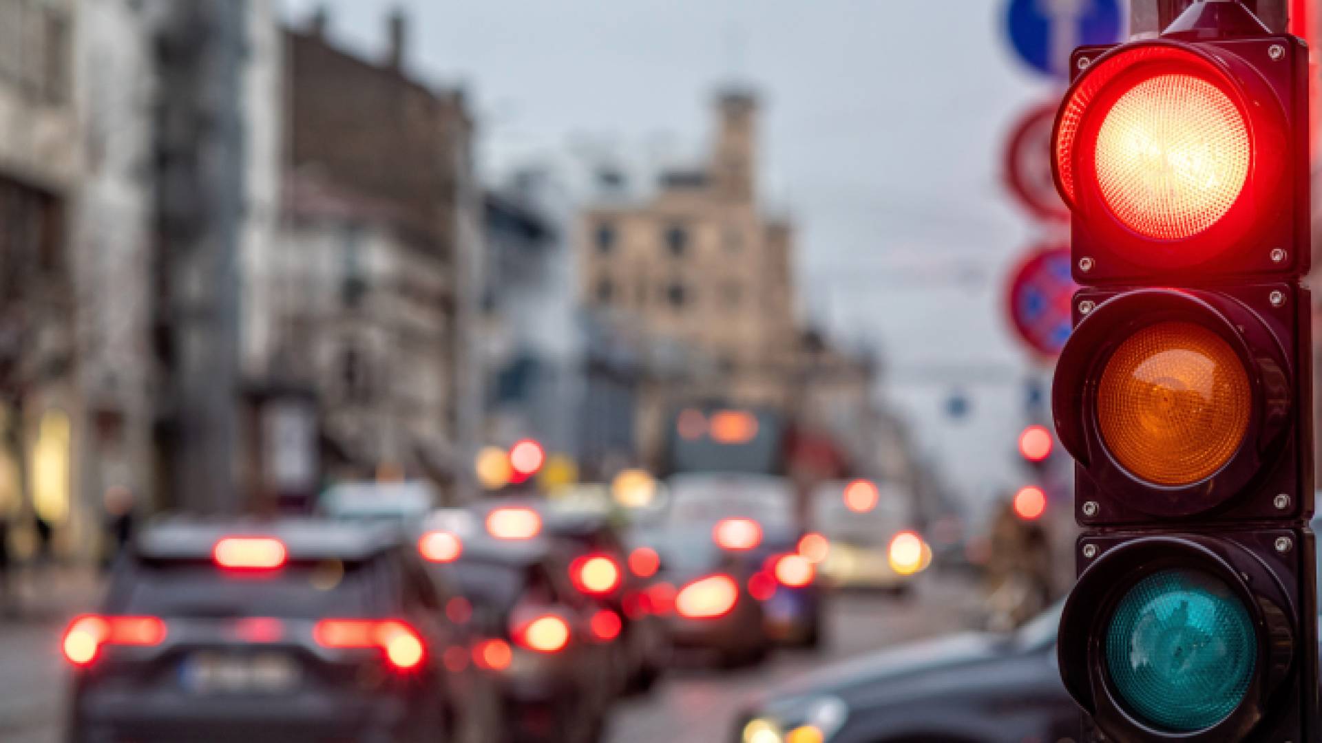 وقوف تام على الإشارة الحمراء