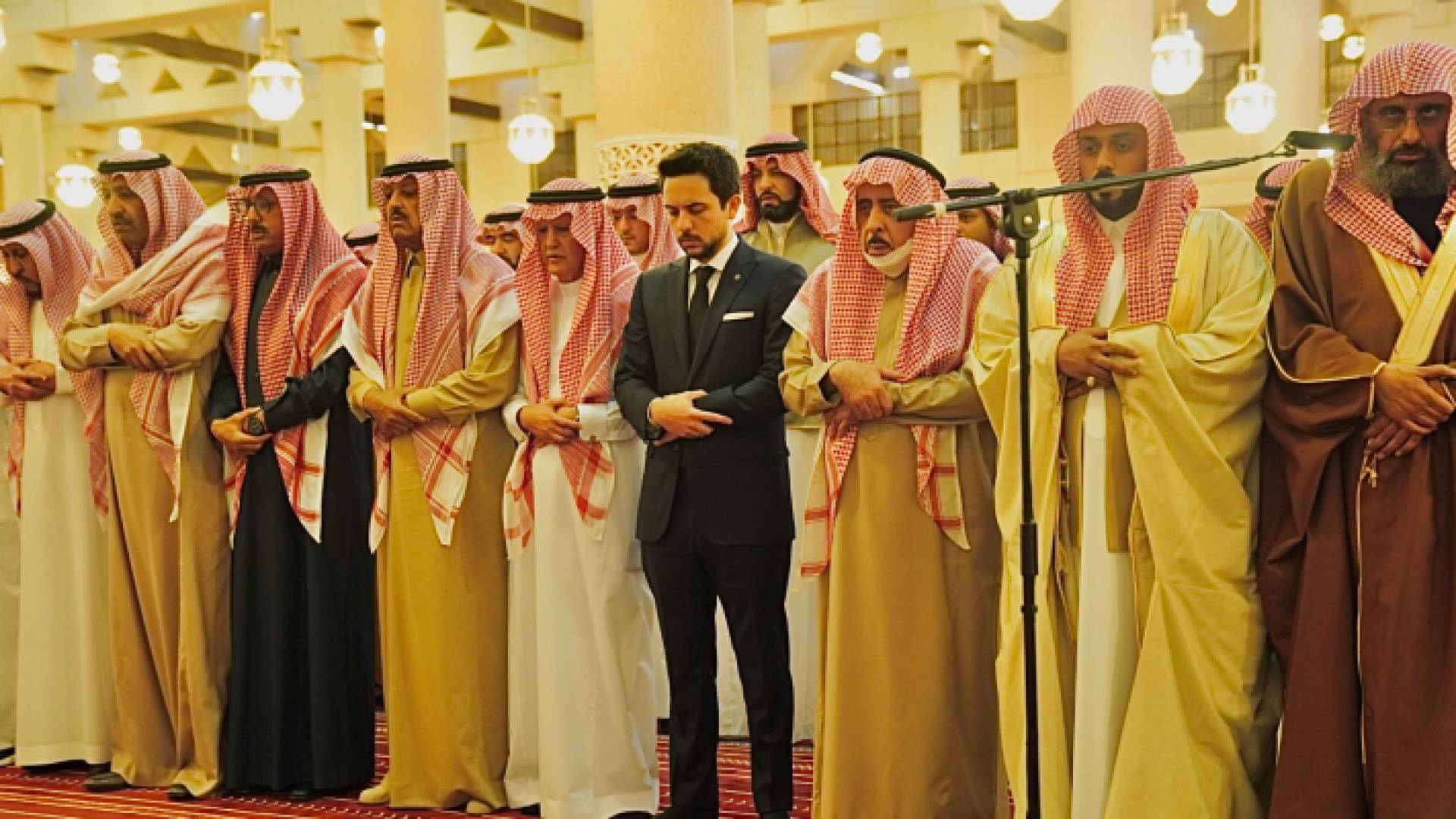 ولي العهد يشارك بتشييع جثمان والد الأميرة رجوة