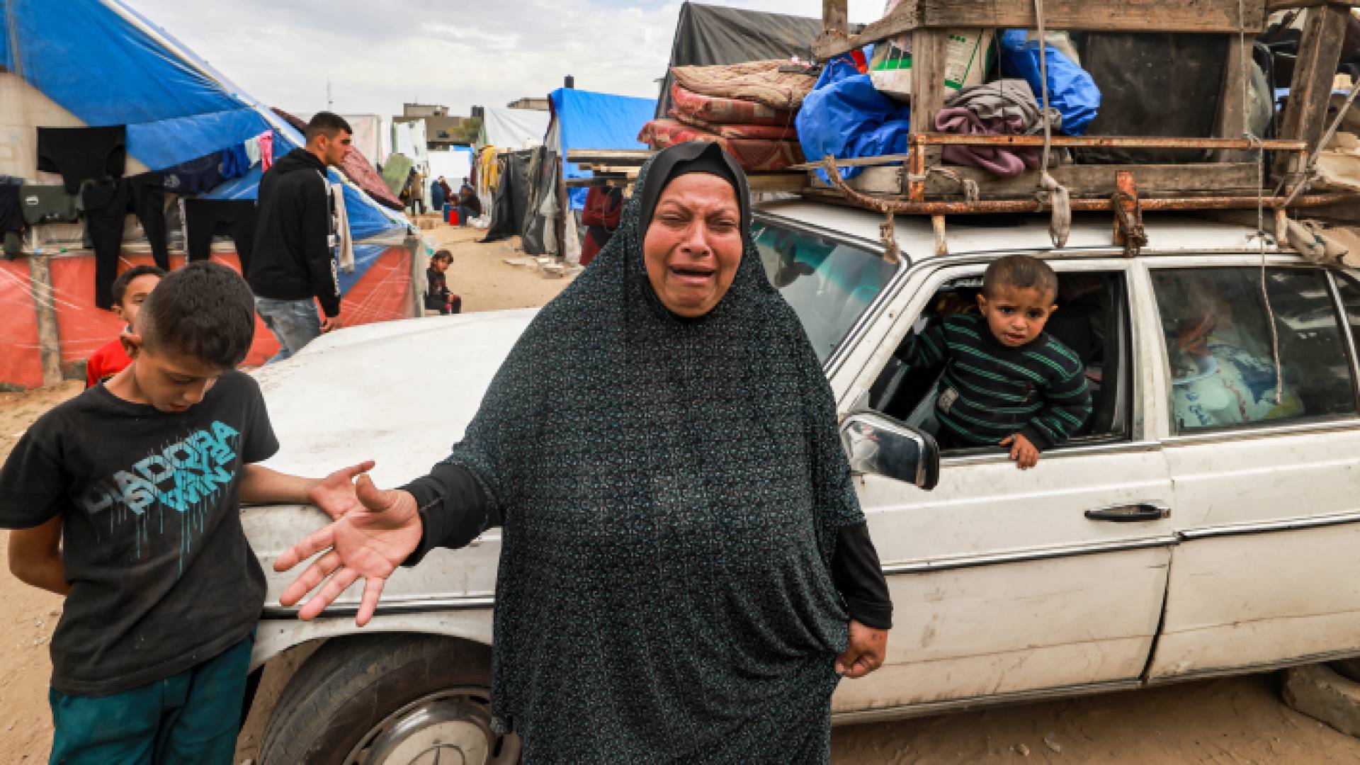 فلسطينية تنزح من رفح جنوب قطاع غزة باتجاه الشمال