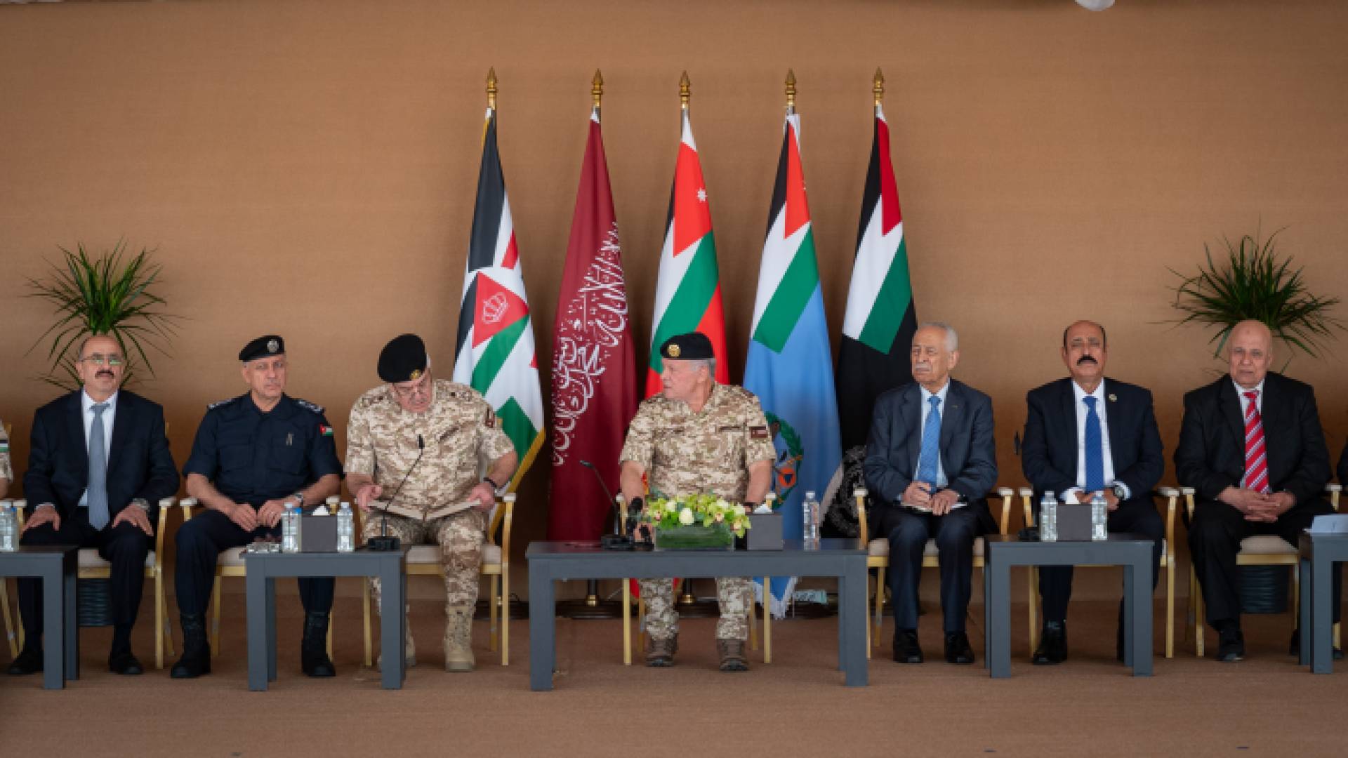 جلالة الملك عبد الله الثاني خلال لقائه مجموعة من رفاق السلاح المتقاعدين العسكريين والمحاربين القدامى