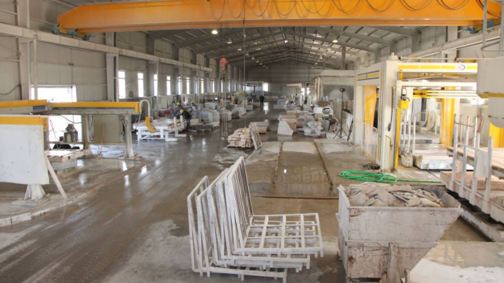 أحد مصانع الحجر - تعبيرية