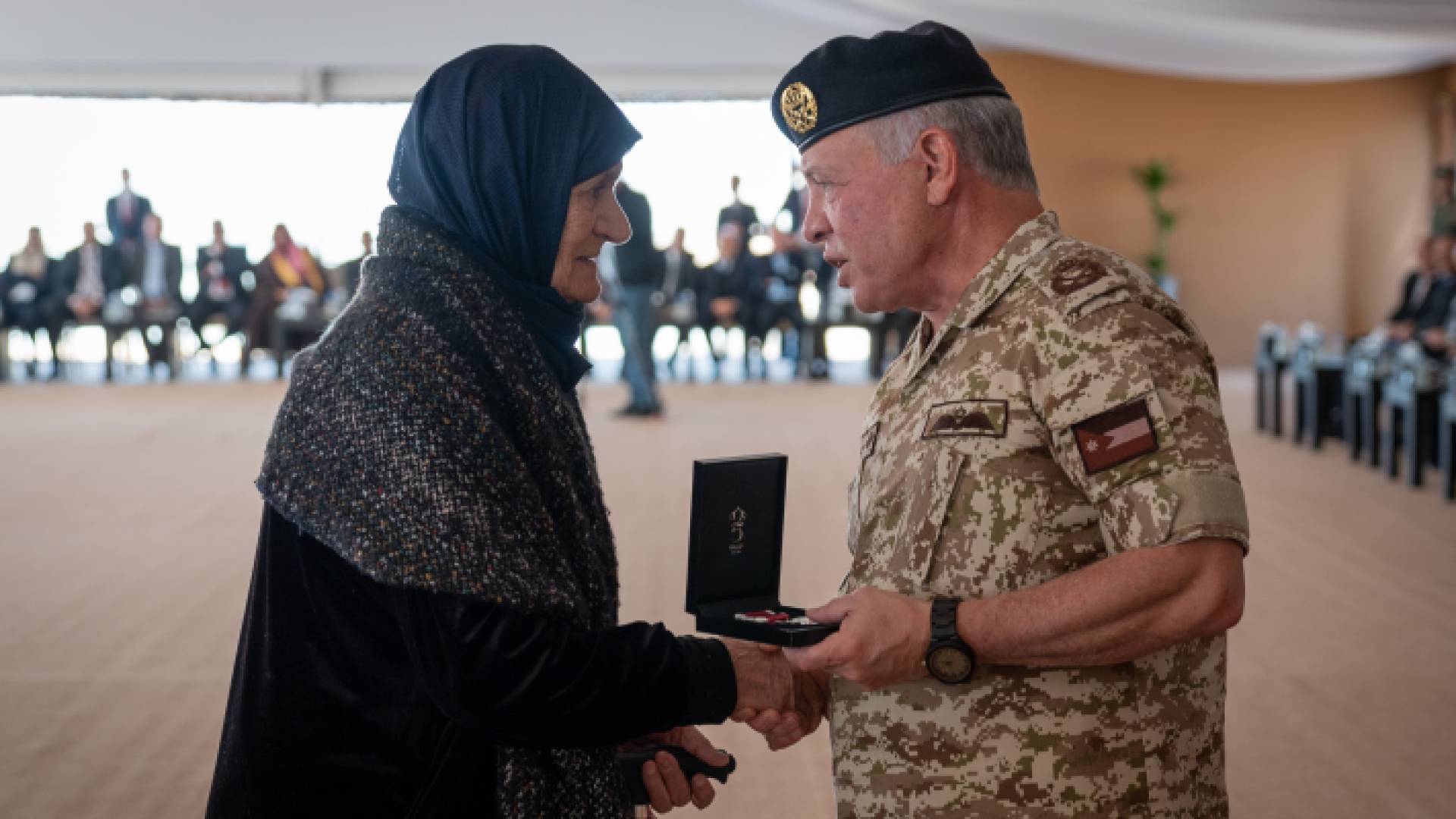 الملك ينعم بميدالية اليوبيل الفضي على مجموعة من المتقاعدين العسكريين وعدد من الشهداء