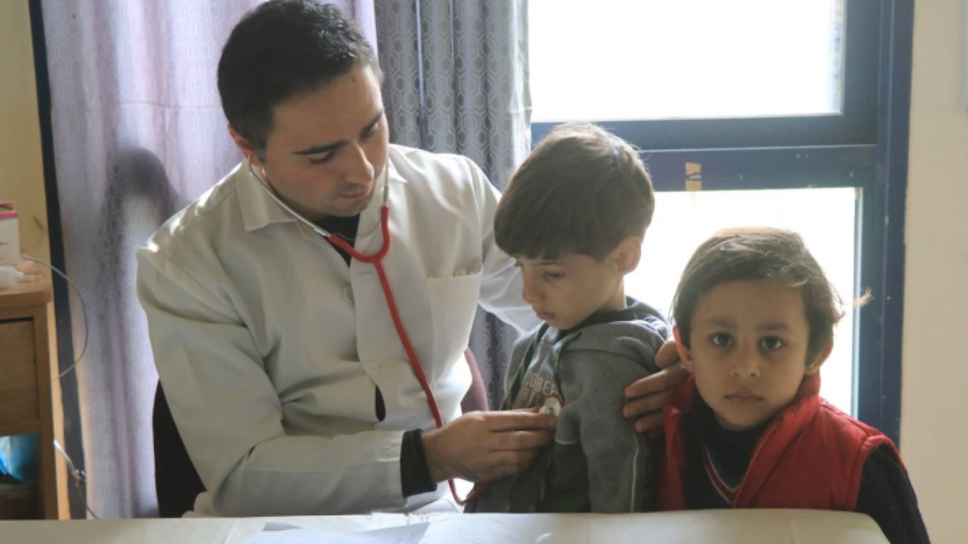 طبيب أردني يقدم الخدمات الطبية لأطفال في غزة